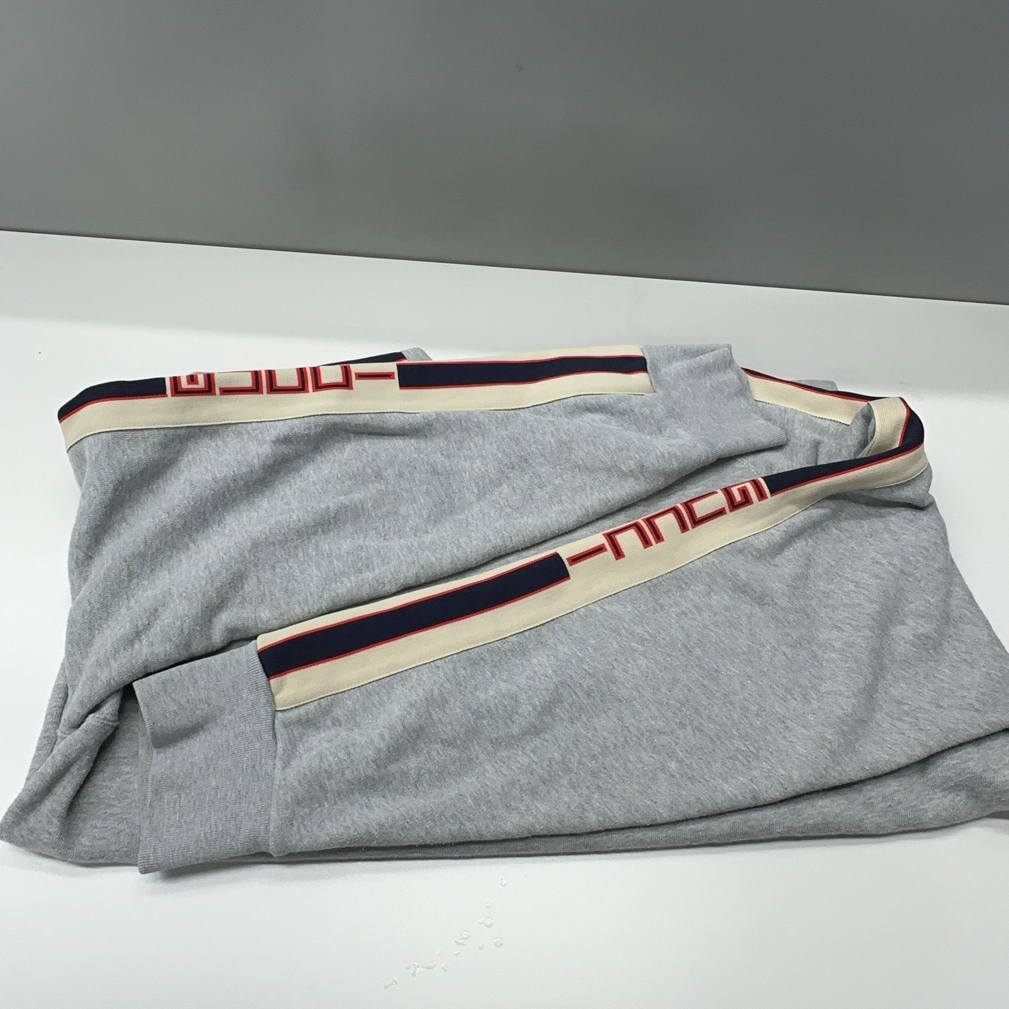 Gucci Gucci Side Logo Tape Sweatshirt Size XL Size US XL / EU 56 / 4 - 12 Thumbnail