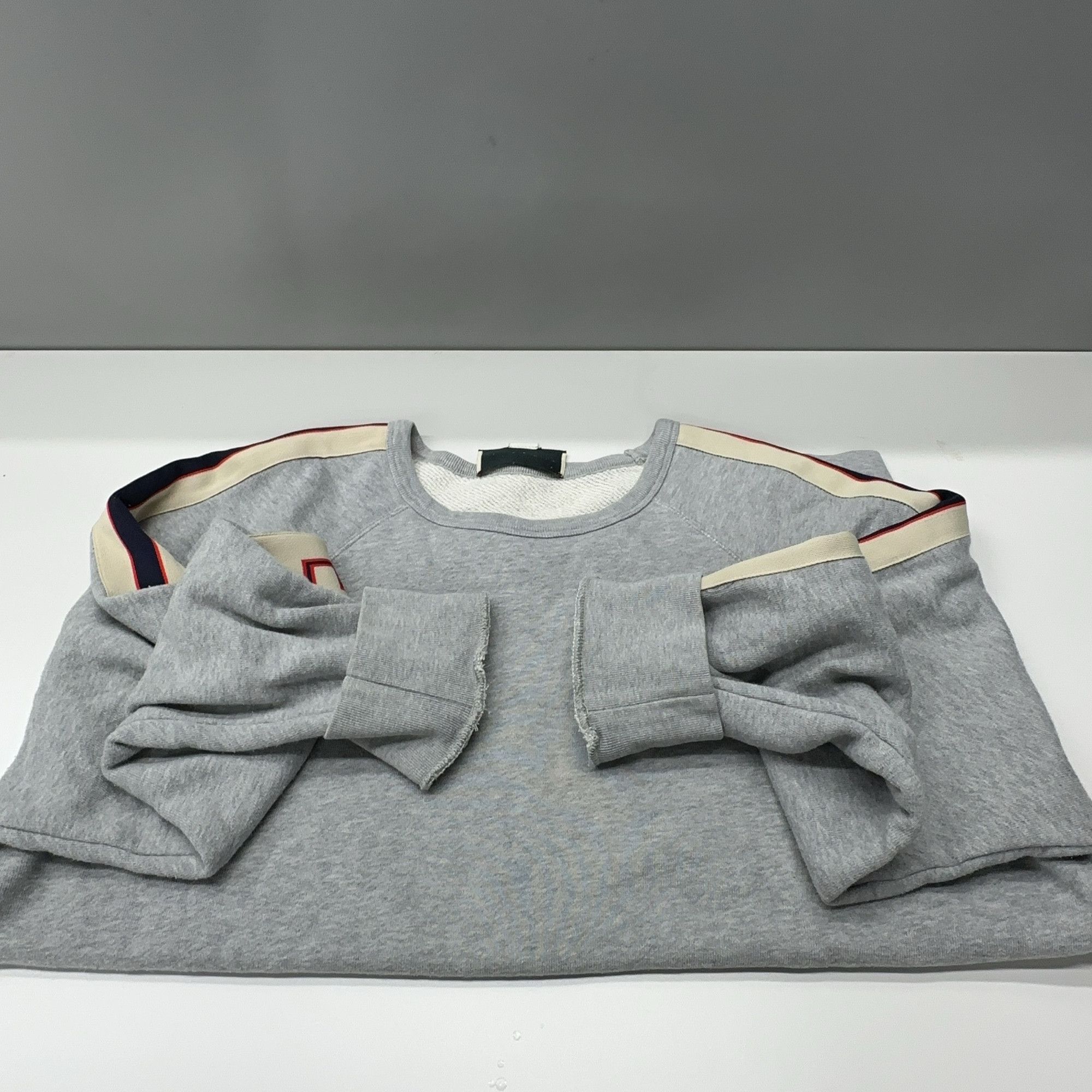 Gucci Gucci Side Logo Tape Sweatshirt Size XL Size US XL / EU 56 / 4 - 9 Thumbnail