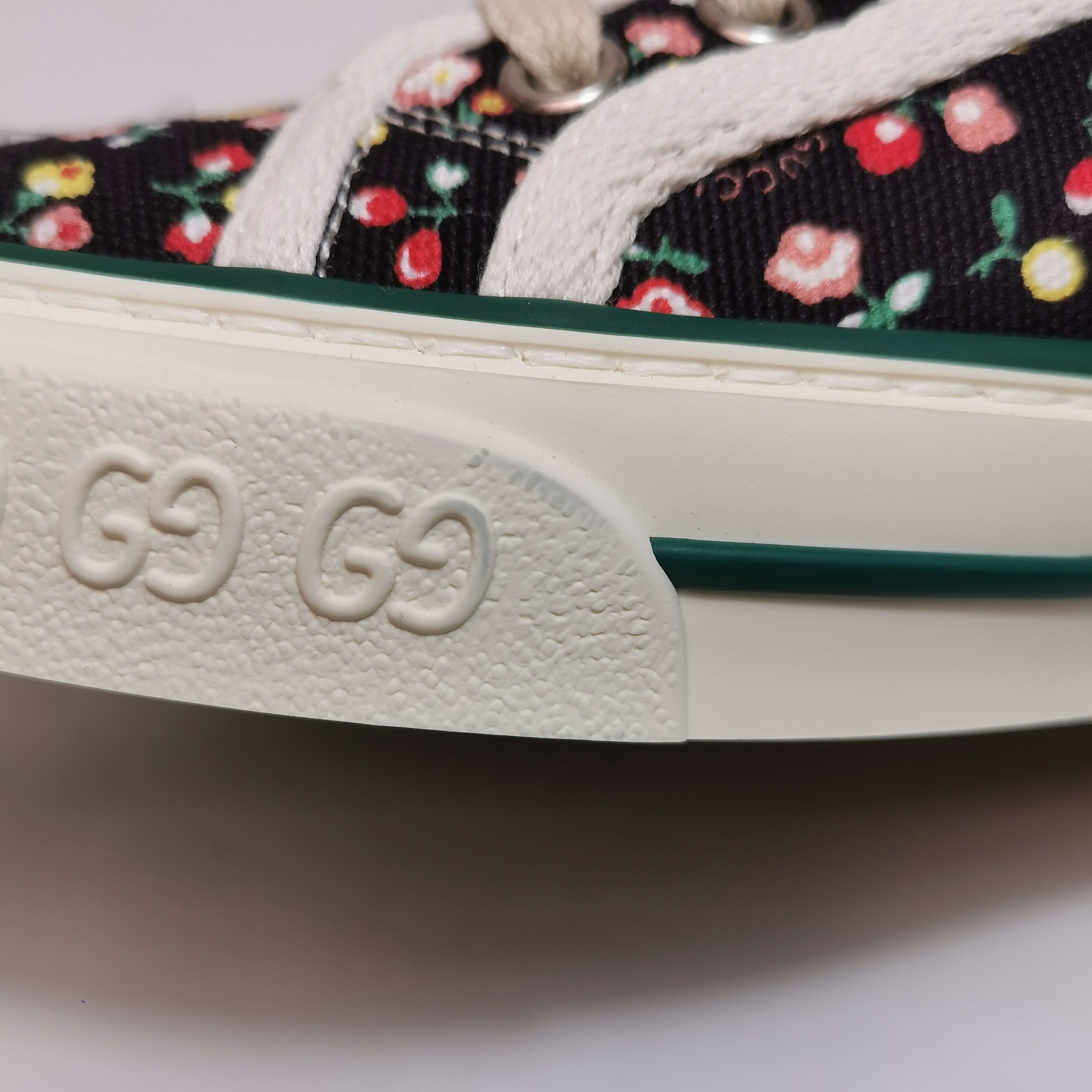 Gucci Gucci Women 6 Lowtop Sneakers Size US 6 / IT 36 - 8 Thumbnail