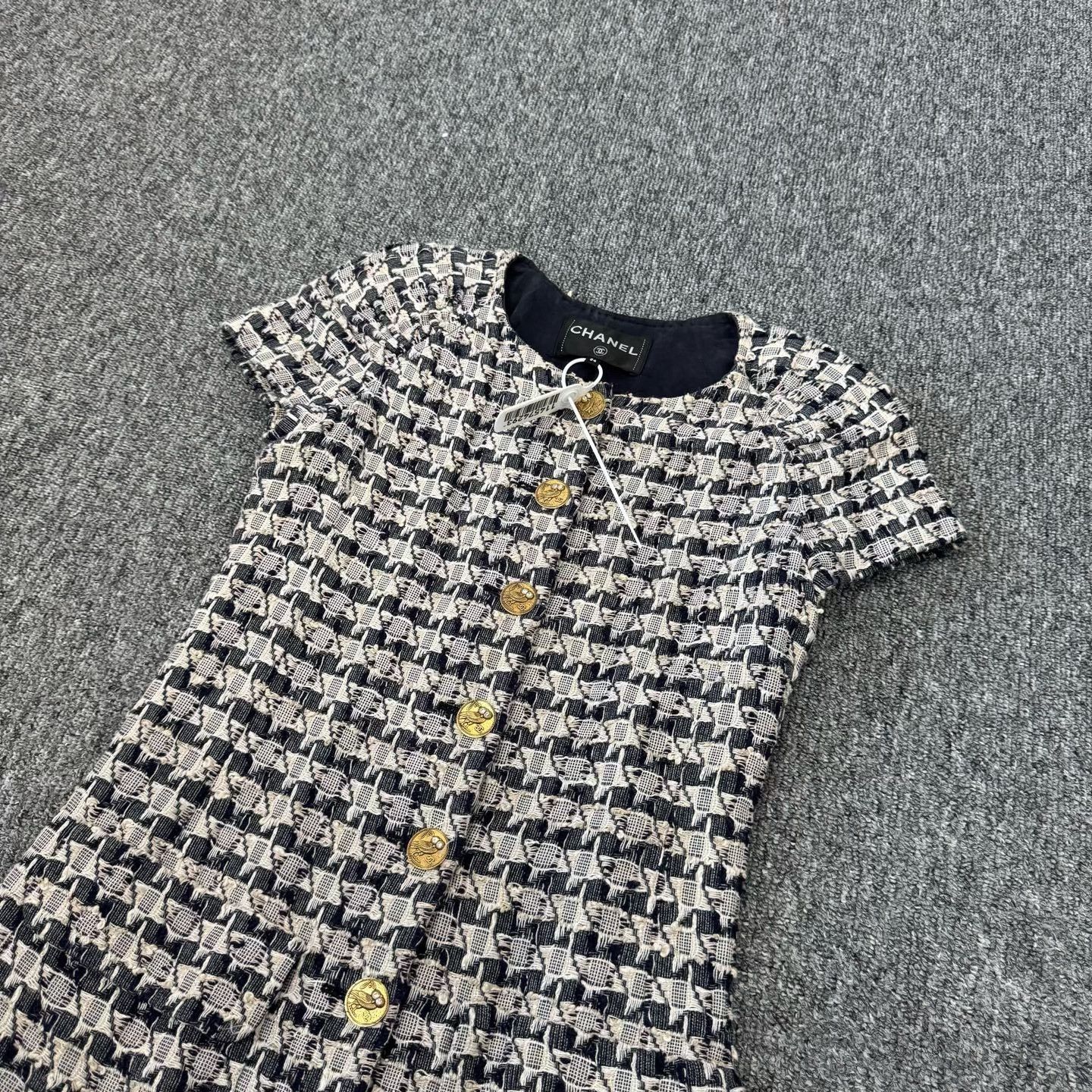 Chanel Chanel Tweed Gold Button Dress Size 34 Size XXS / US 00 / IT 34 - 3 Thumbnail