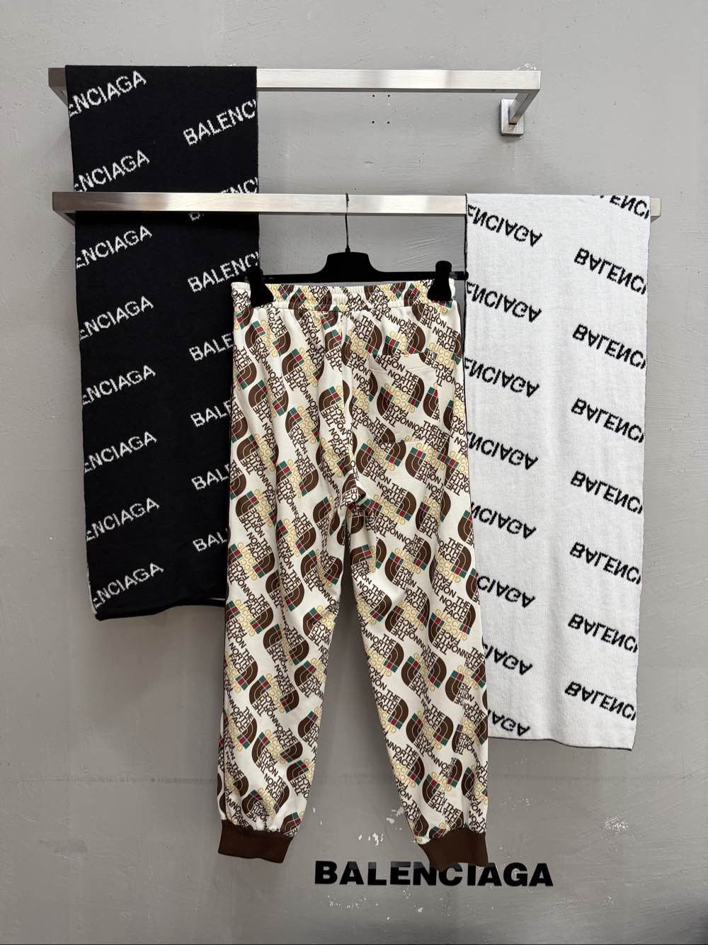 Gucci Gucci x The North Face Logo Print Sweatpants Size S Size US 30 / EU 46 - 2 Thumbnail
