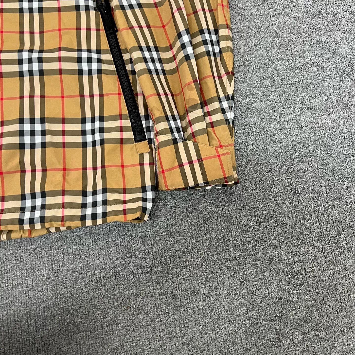Burberry Burberry Classic Check Hooded Jacket Size 48 Size US M / EU 48-50 / 2 - 3 Thumbnail