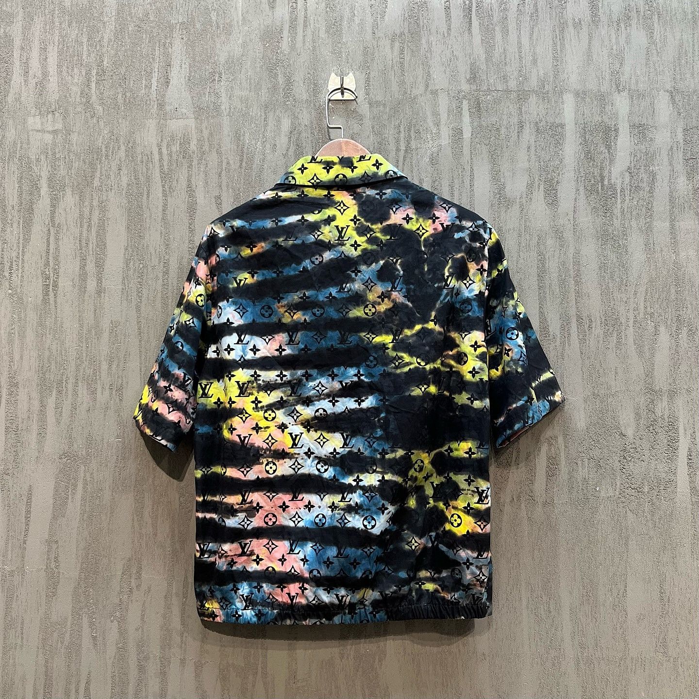 Louis Vuitton Louis Vuitton Tie-Dye Monogram Shirt Size S Size US S / EU 44-46 / 1 - 2 Thumbnail