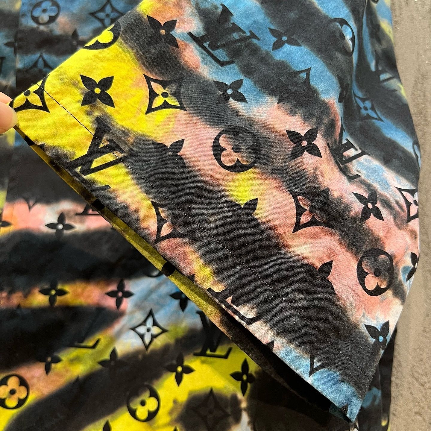 Louis Vuitton Louis Vuitton Tie-Dye Monogram Shirt Size S Size US S / EU 44-46 / 1 - 9 Thumbnail