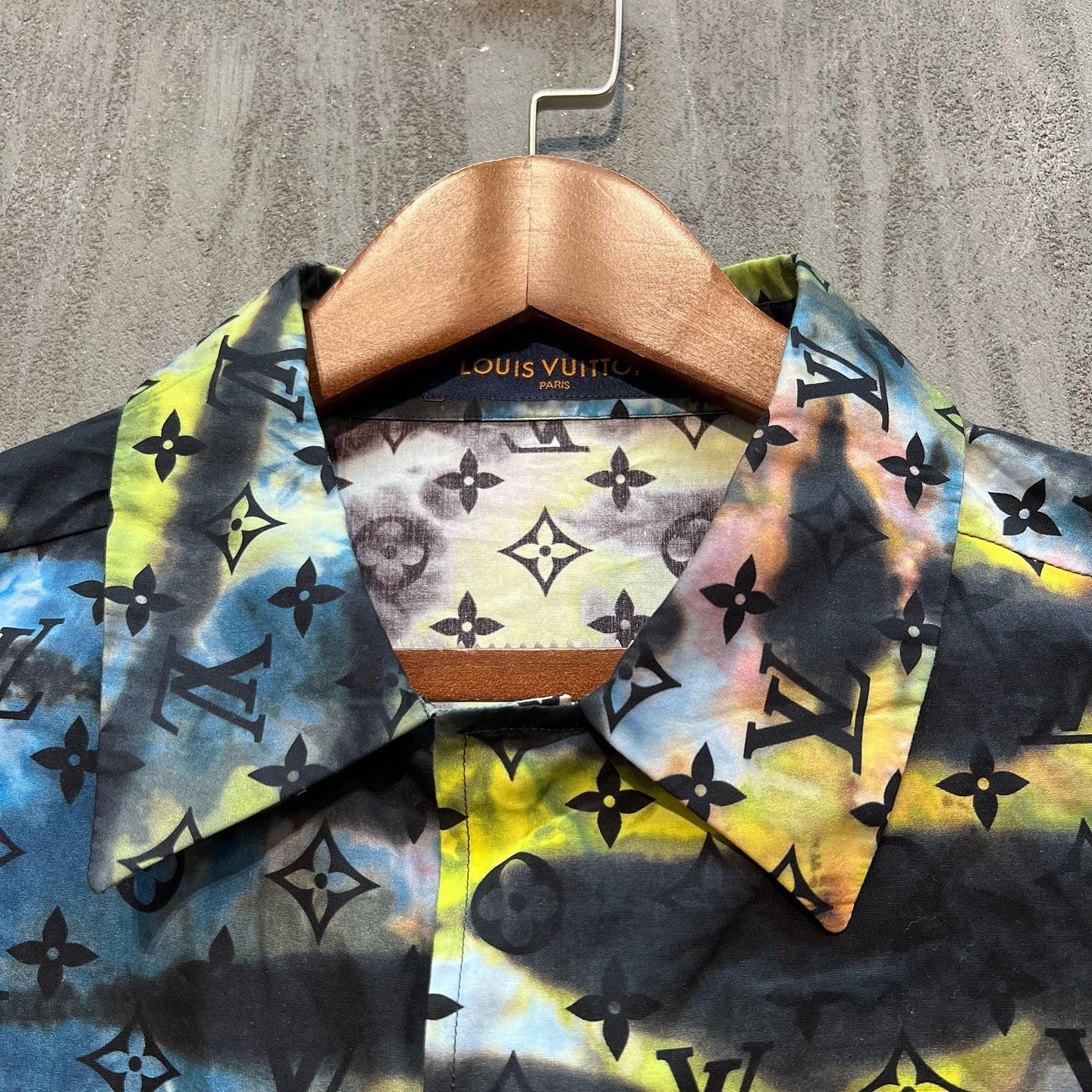 Louis Vuitton Louis Vuitton Tie-Dye Monogram Shirt Size S Size US S / EU 44-46 / 1 - 7 Thumbnail