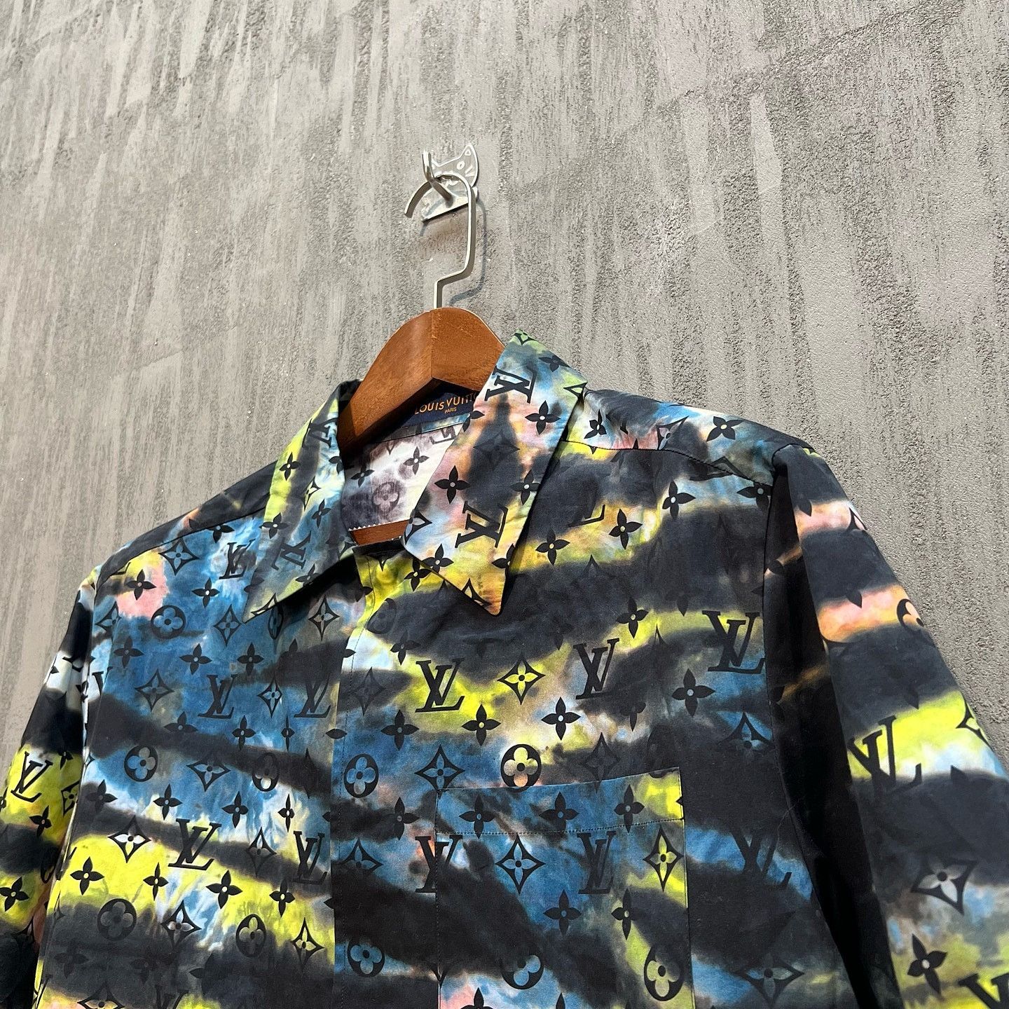 Louis Vuitton Louis Vuitton Tie-Dye Monogram Shirt Size S Size US S / EU 44-46 / 1 - 6 Thumbnail
