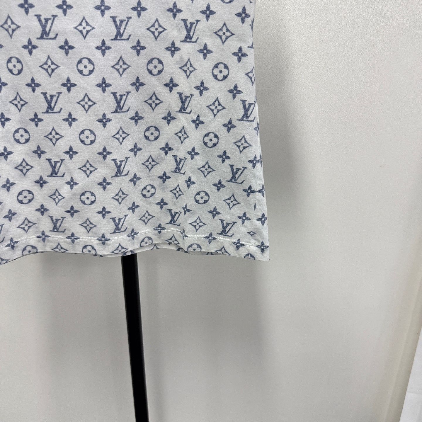 Louis Vuitton Louis Vuitton Monogram Print T-Shirt XS Size XS / US 0-2 / IT 36-38 - 10 Thumbnail