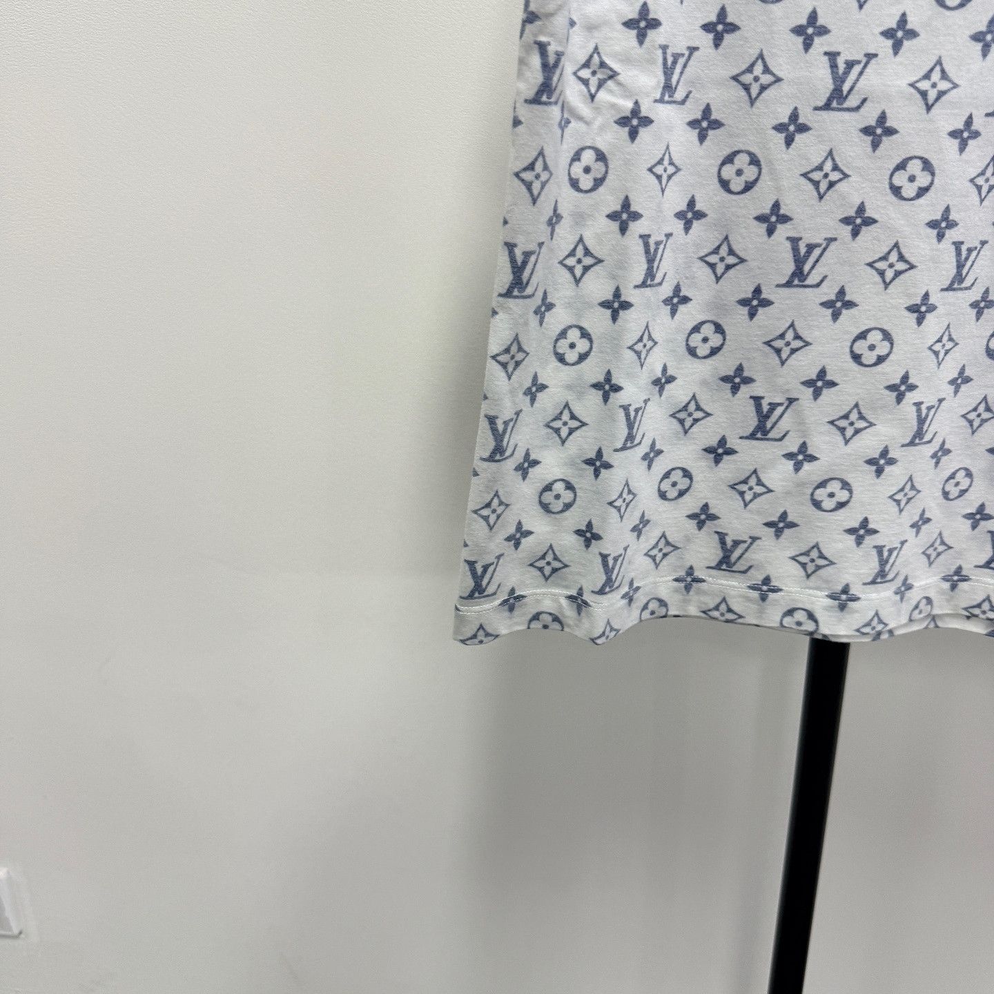 Louis Vuitton Louis Vuitton Monogram Print T-Shirt XS Size XS / US 0-2 / IT 36-38 - 9 Thumbnail