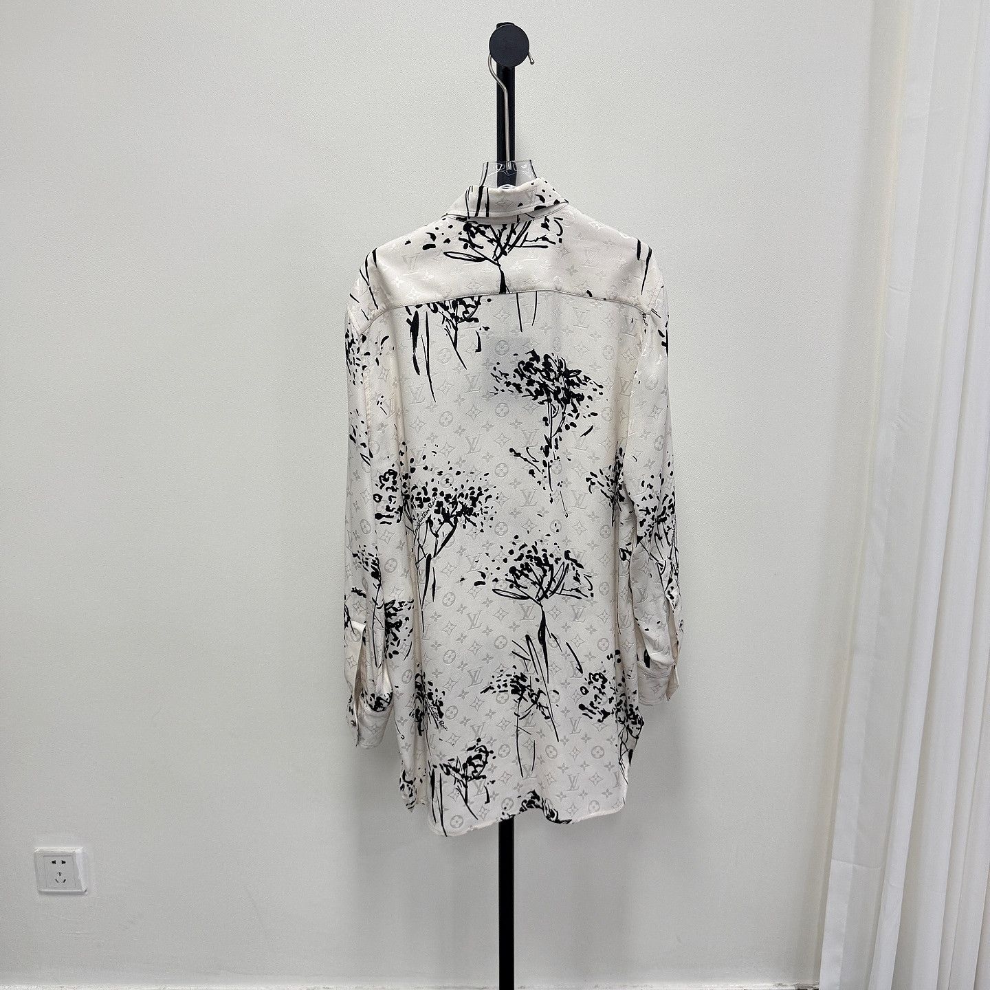 Louis Vuitton Louis Vuitton Monogram Floral Silk Button Up Size 40 Size S / US 4 / IT 40 - 2 Thumbnail