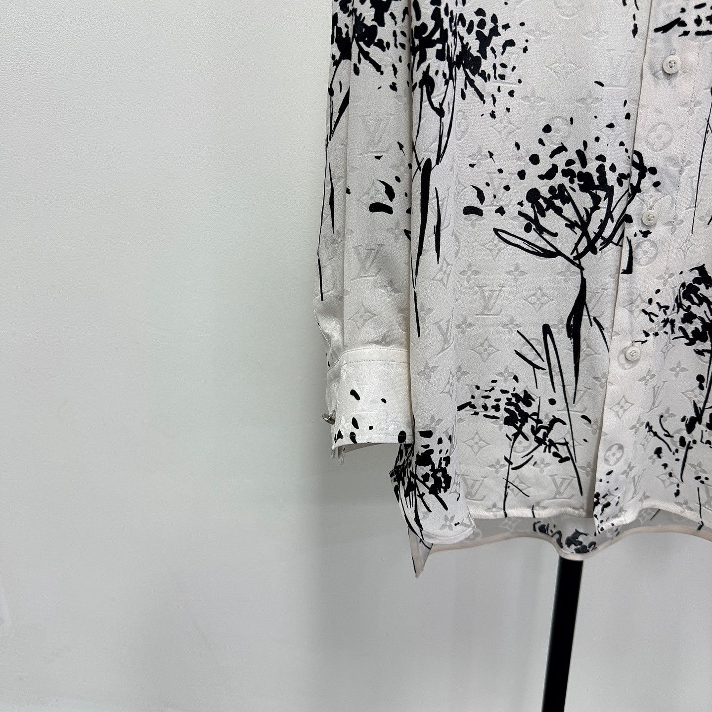 Louis Vuitton Louis Vuitton Monogram Floral Silk Button Up Size 40 Size S / US 4 / IT 40 - 9 Thumbnail