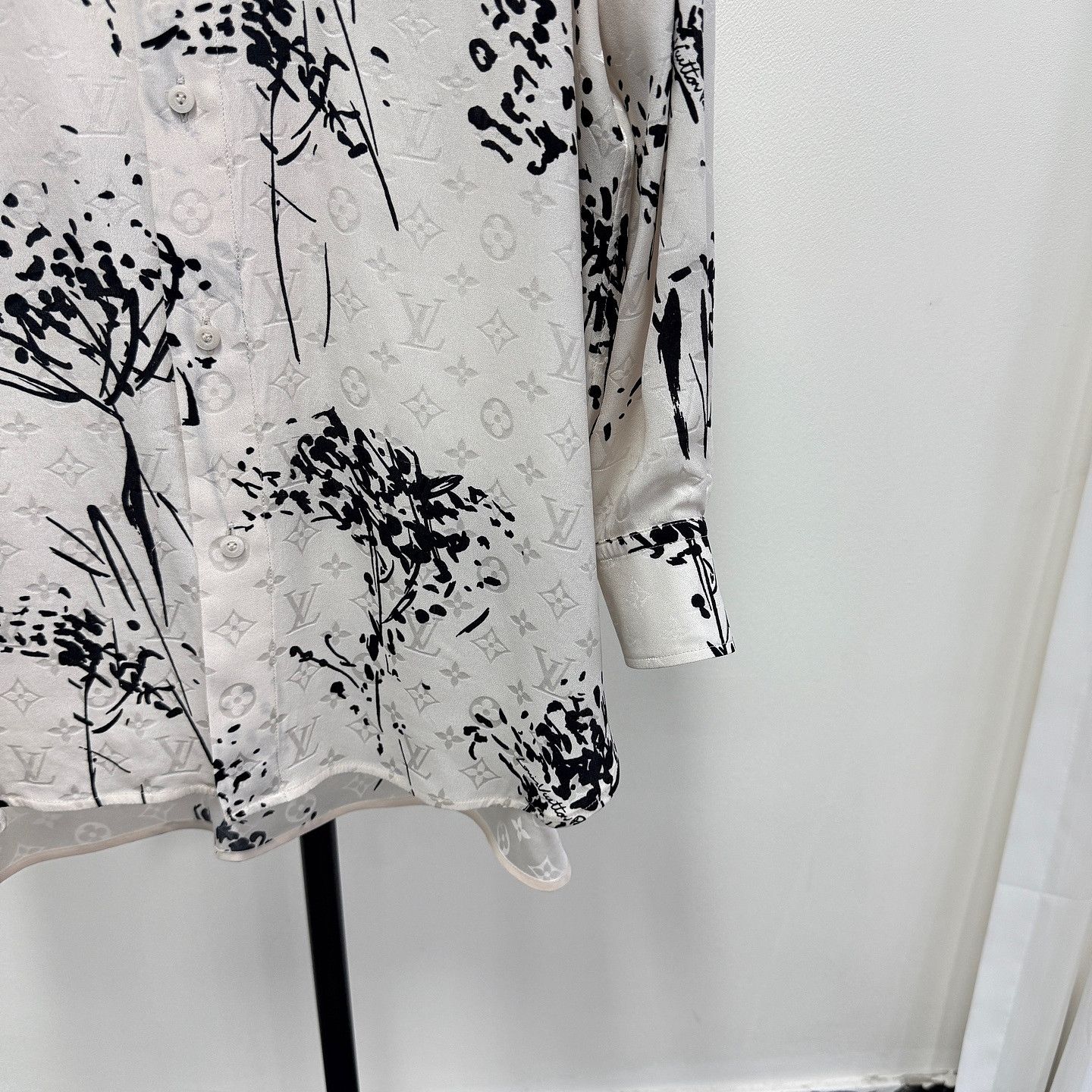 Louis Vuitton Louis Vuitton Monogram Floral Silk Button Up Size 40 Size S / US 4 / IT 40 - 10 Thumbnail