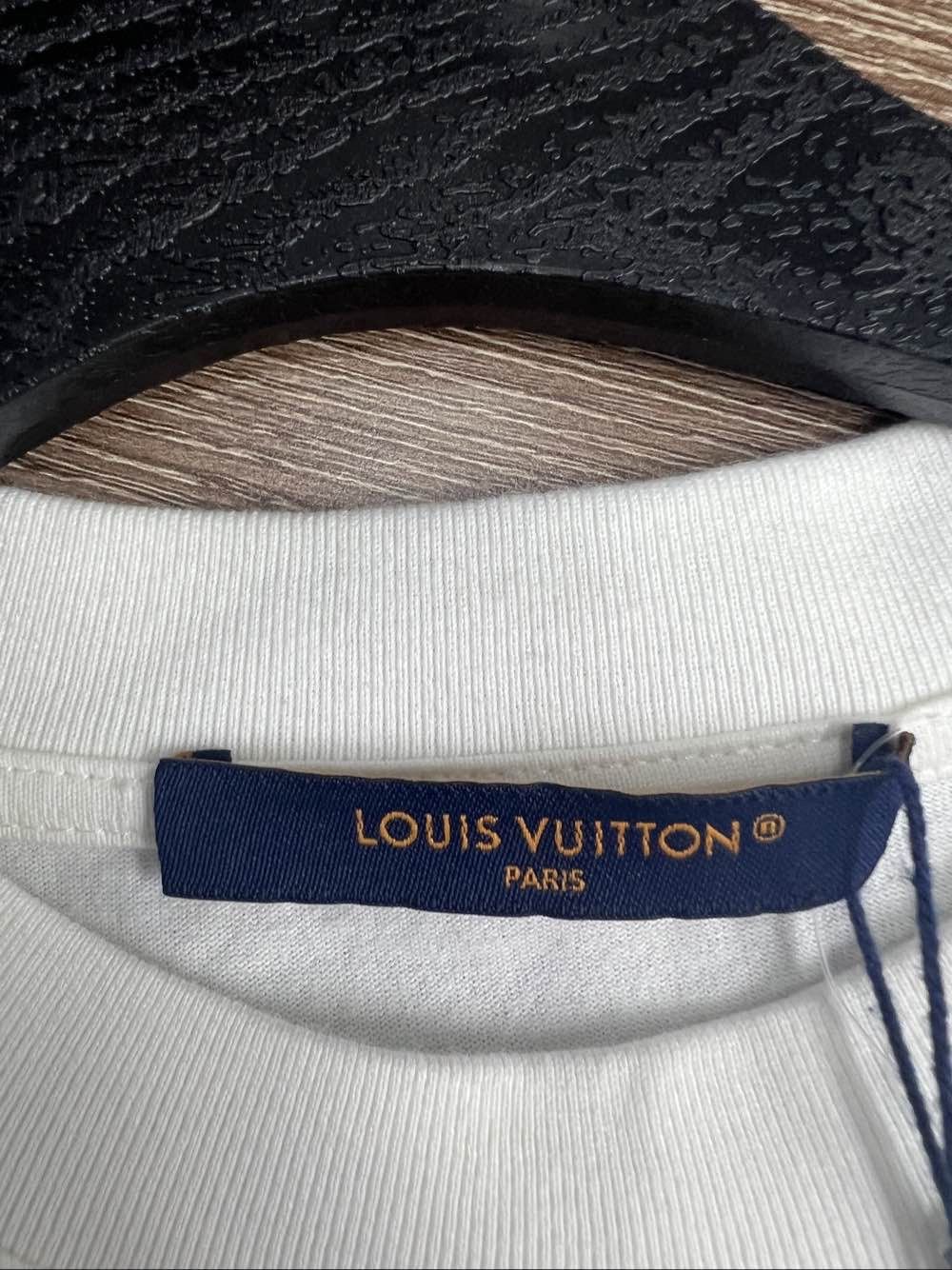 Louis Vuitton Louis Vuitton Embossed Logo T-Shirt Size XS Size US XS / EU 42 / 0 - 3 Thumbnail