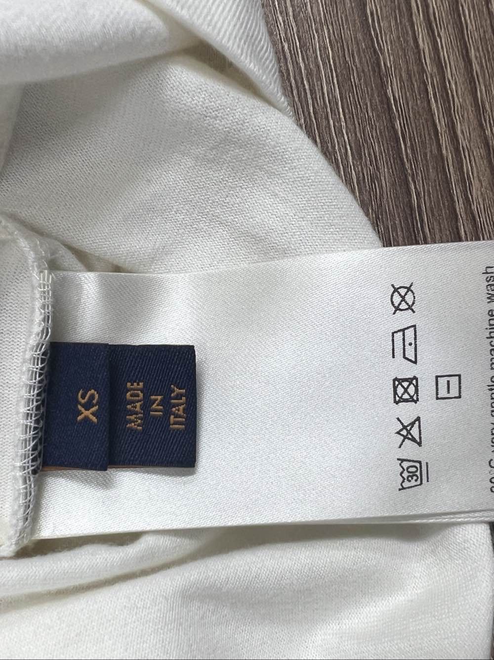 Louis Vuitton Louis Vuitton Embossed Logo T-Shirt Size XS Size US XS / EU 42 / 0 - 4 Thumbnail