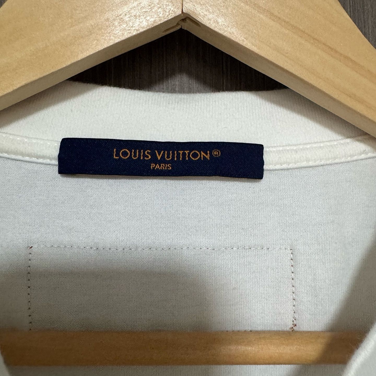 Louis Vuitton Louis Vuitton Embossed Logo T-Shirt Size M Size US M / EU 48-50 / 2 - 3 Thumbnail