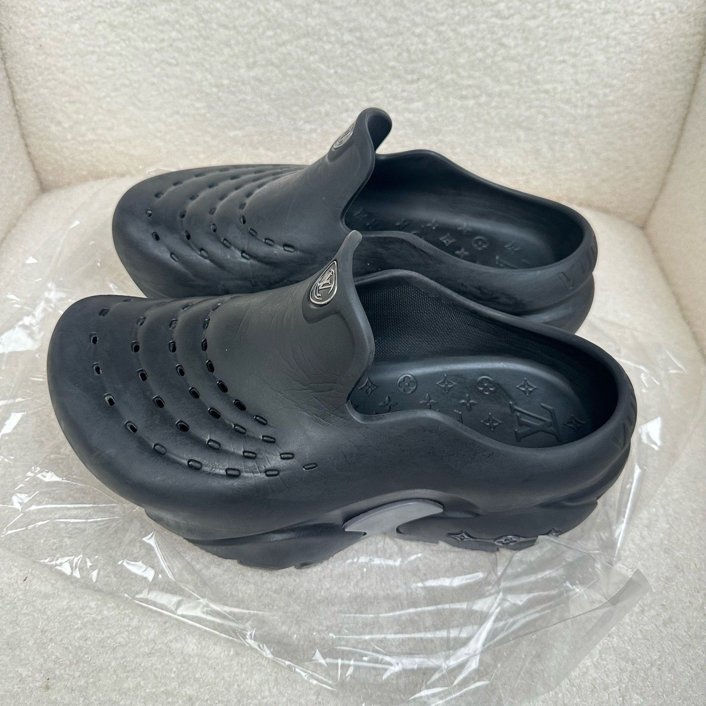 Louis Vuitton Louis Vuitton Shark Slippers Size 41 Size US 8 / EU 41 - 3 Thumbnail