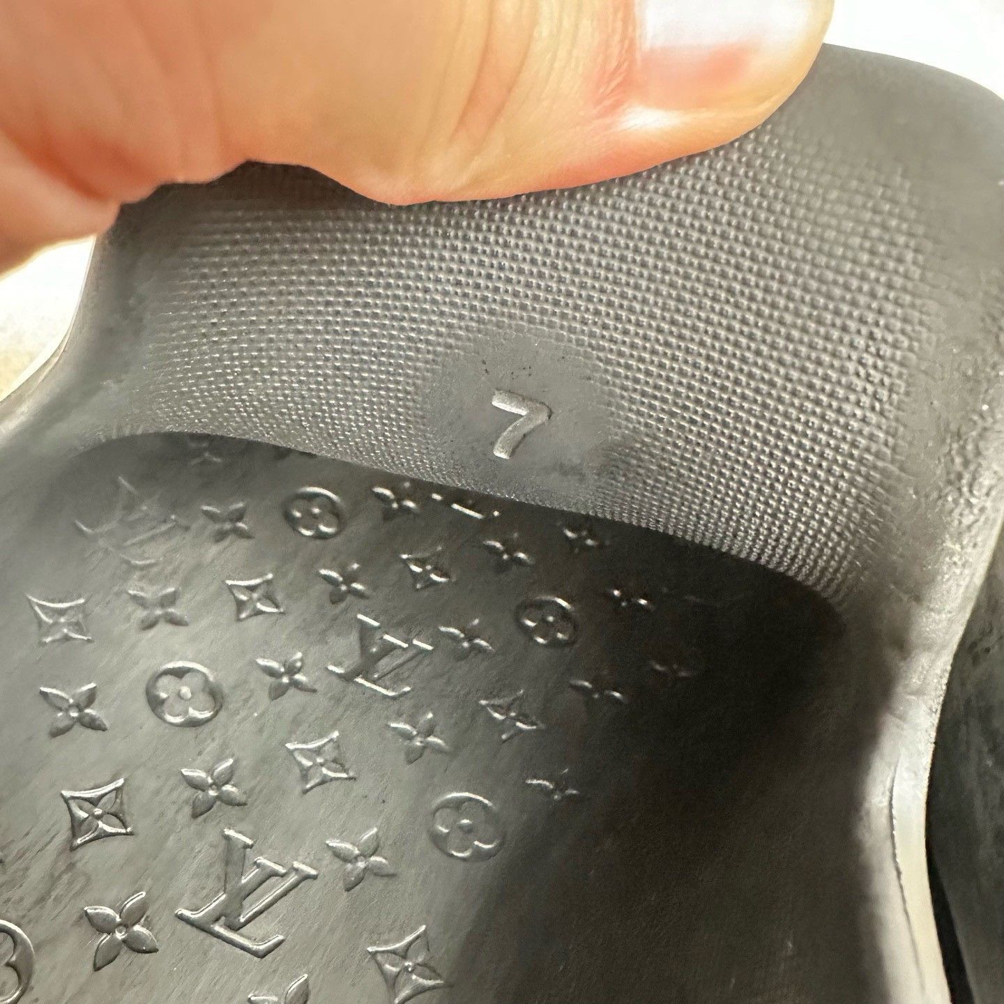 Louis Vuitton Louis Vuitton Shark Slippers Size 41 Size US 8 / EU 41 - 9 Thumbnail