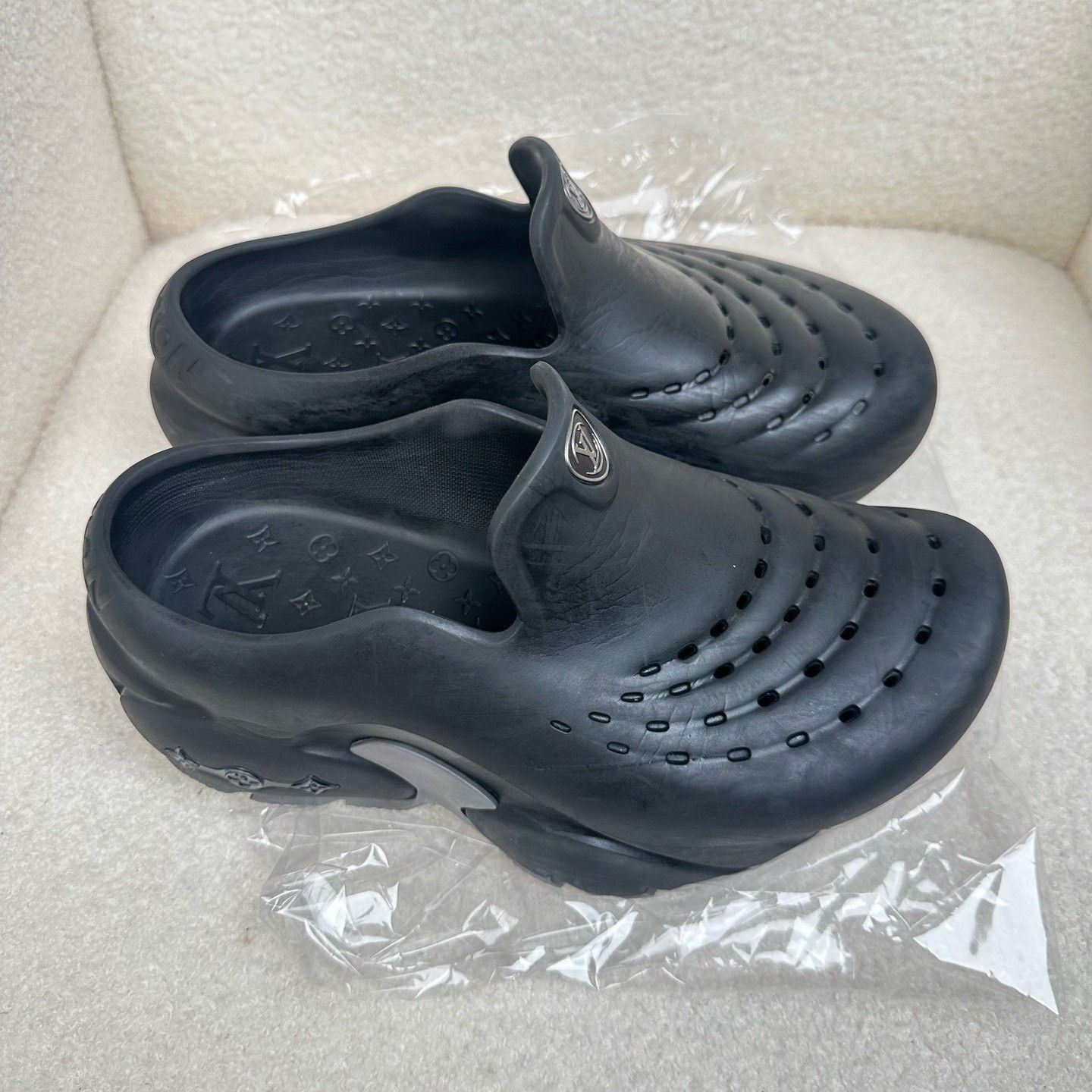 Louis Vuitton Louis Vuitton Shark Slippers Size 41 Size US 8 / EU 41 - 6 Thumbnail