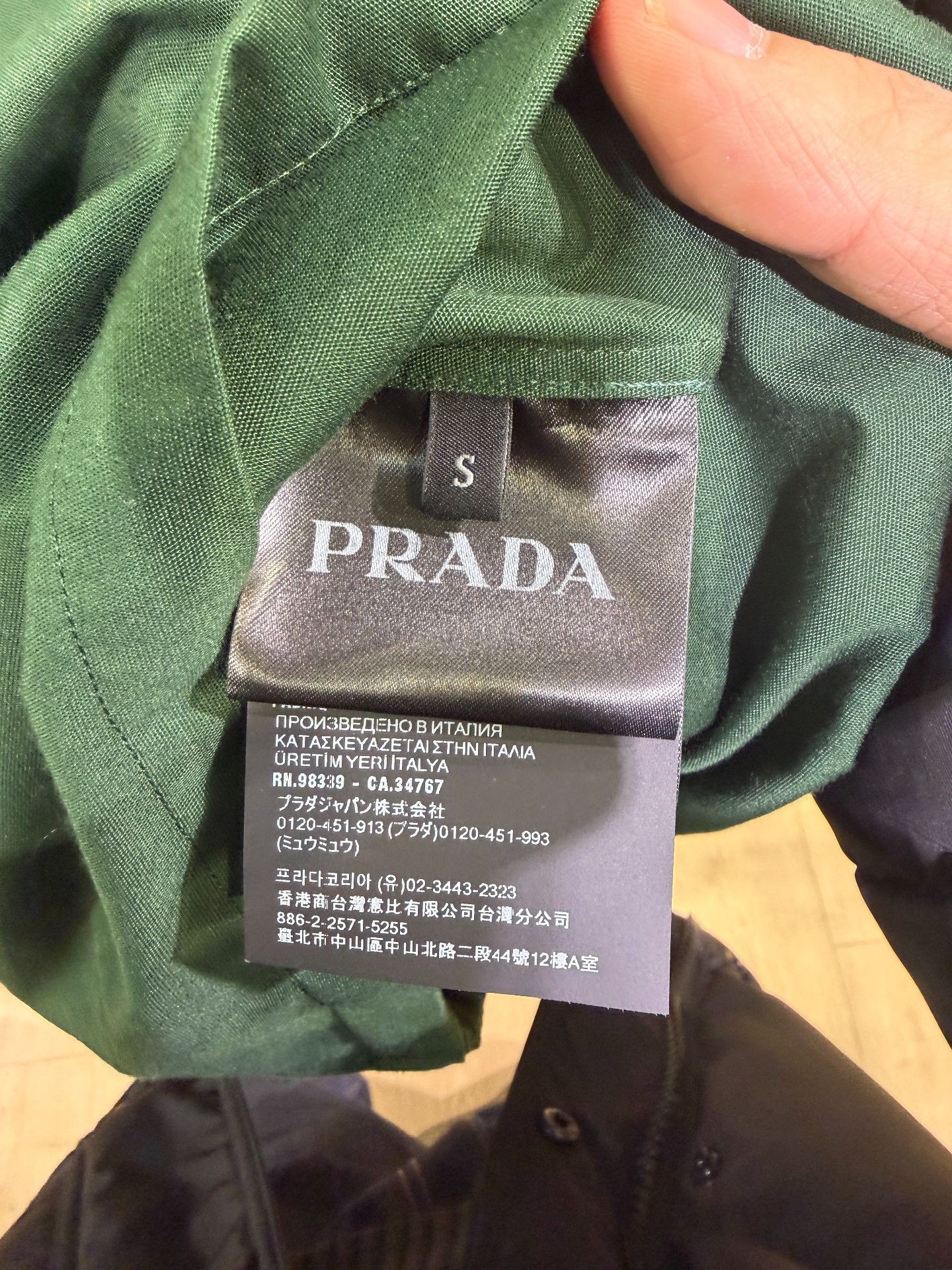 Prada Prada New Green Logo Short-Sleeve Shirt Size US S / EU 44-46 / 1 - 4 Thumbnail