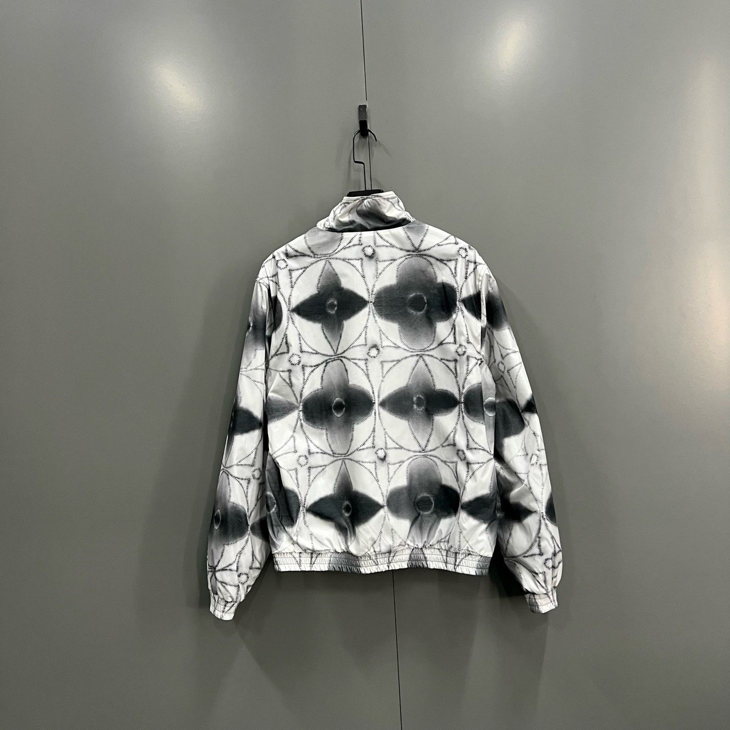 Louis Vuitton Louis Vuitton Black Logo Reversible Leather Jacket Size US L / EU 52-54 / 3 - 3 Thumbnail