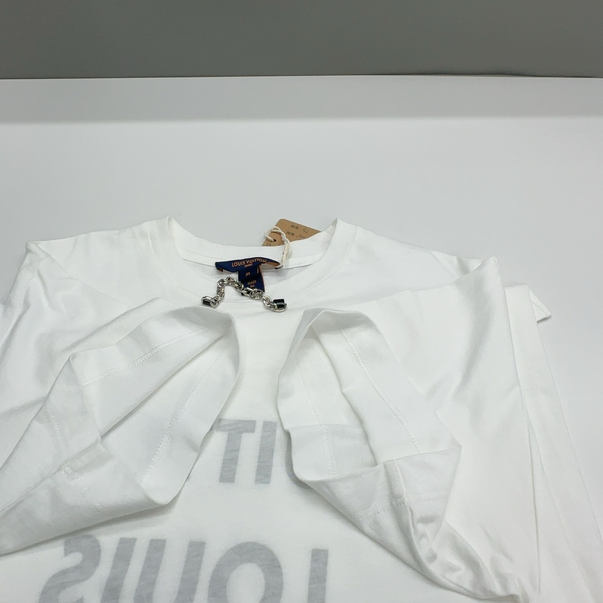 Louis Vuitton Louis Vuitton Chain Detail Logo T-Shirt Size XL Size XL / US 12-14 / IT 48-50 - 8 Thumbnail