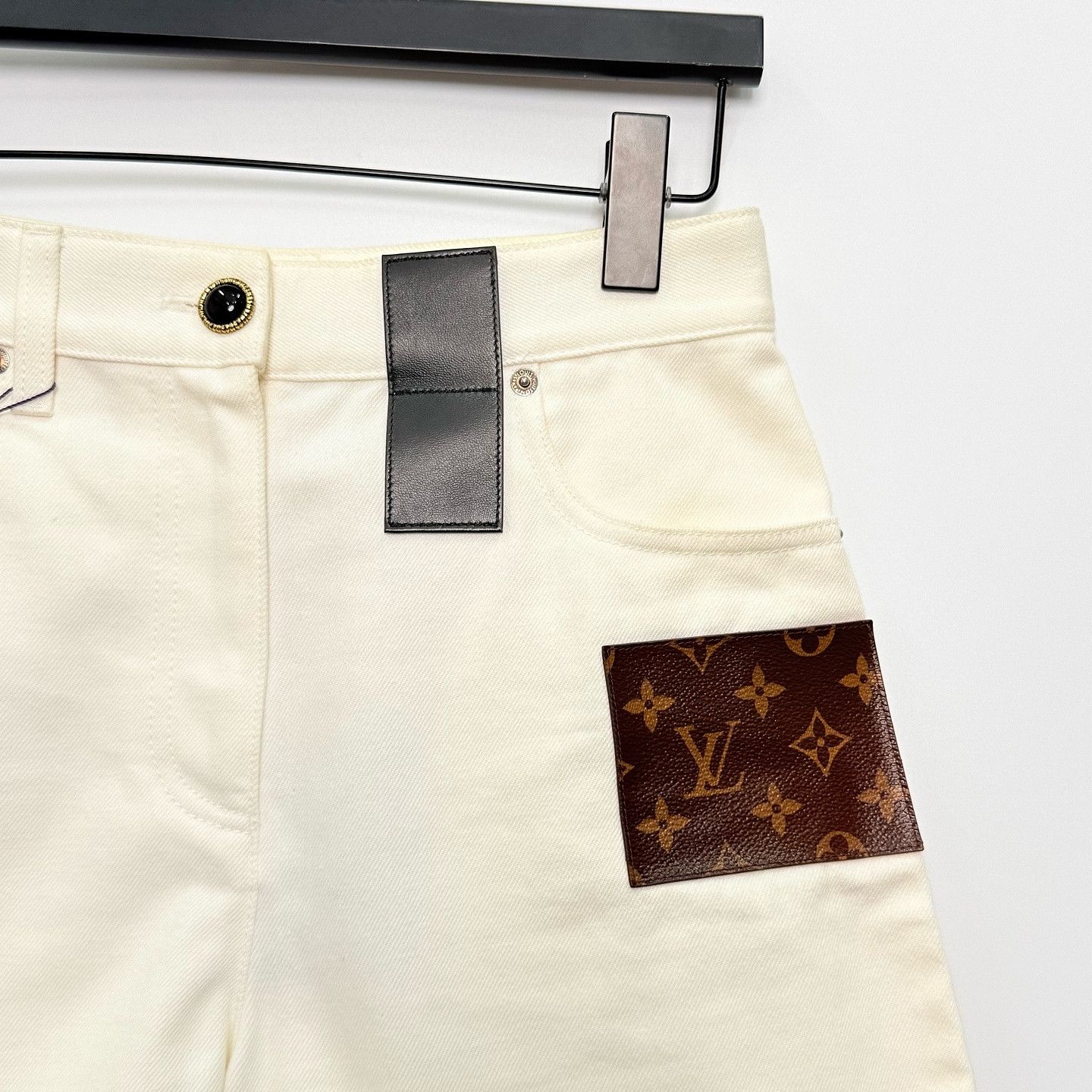 Louis Vuitton Louis Vuitton Monogram Patch White Shorts Size 34 Size 25" / US 0 / IT 36 - 6 Thumbnail