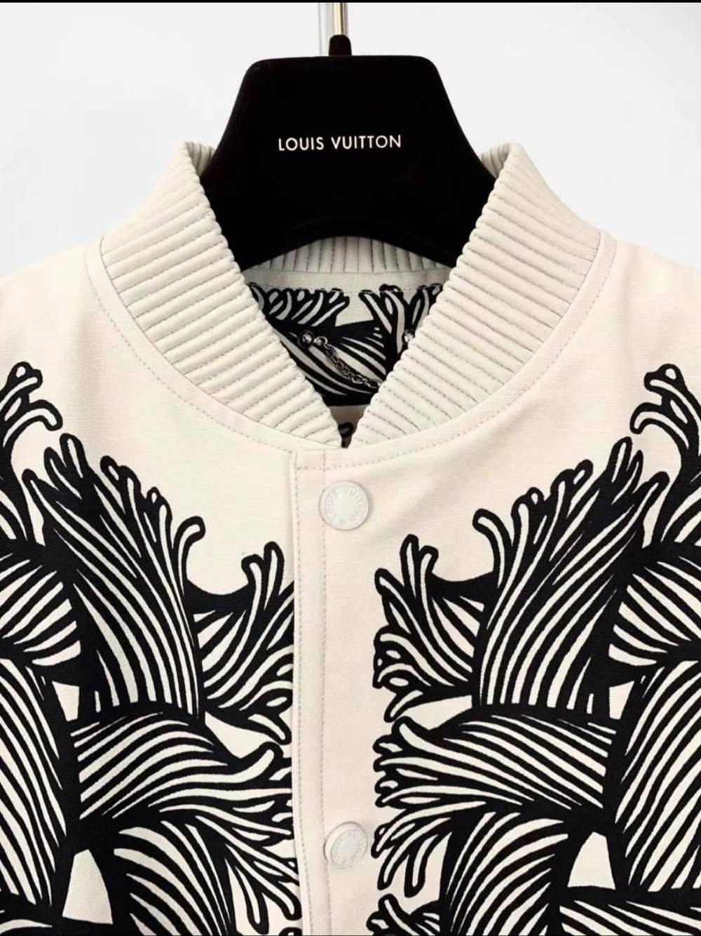 Louis Vuitton Louis Vuitton Graphic Bomber Jacket Size L Size US L / EU 52-54 / 3 - 5 Thumbnail