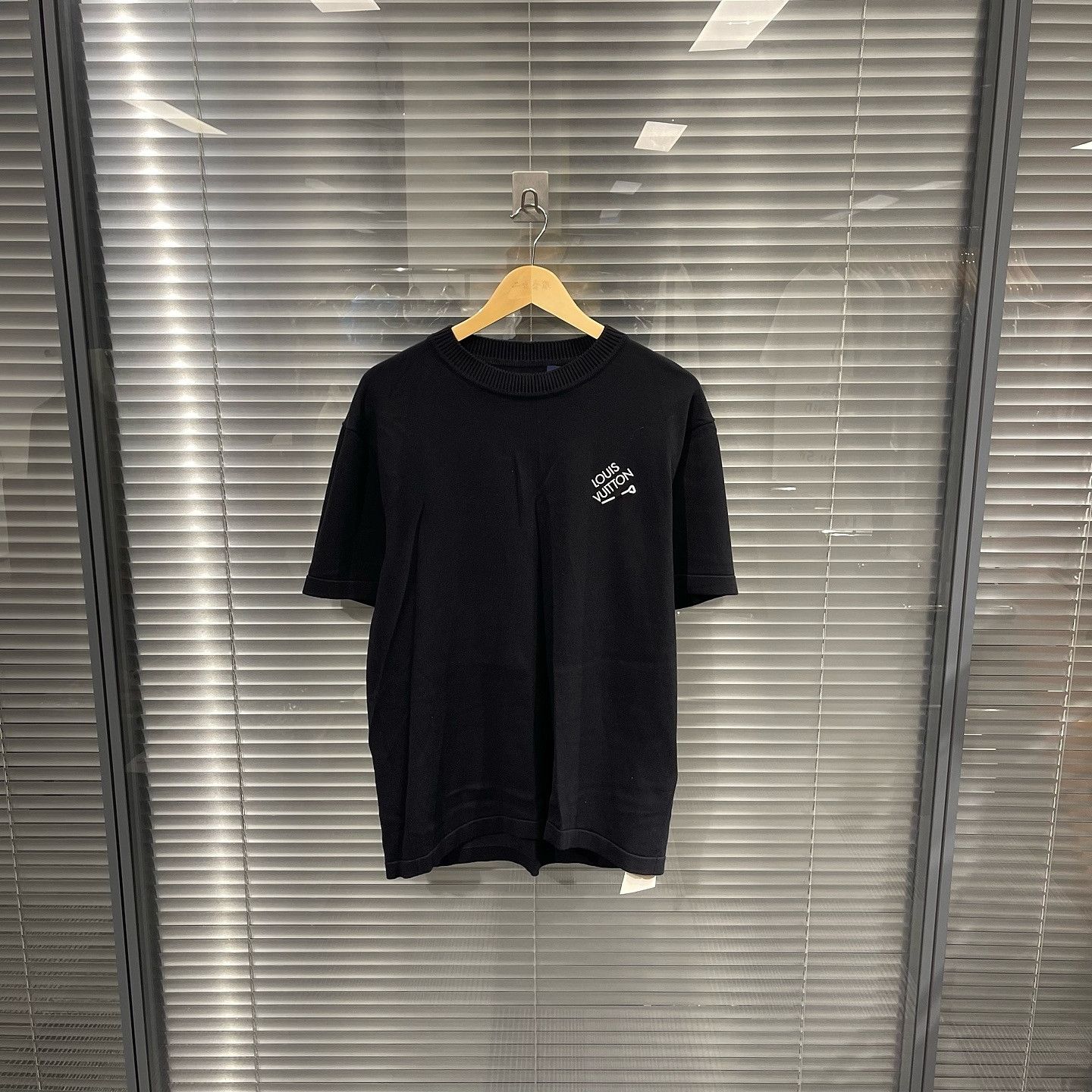 Louis Vuitton Louis Vuitton Logo Embroidery T-Shirt Size L Size US L / EU 52-54 / 3 - 7 Thumbnail