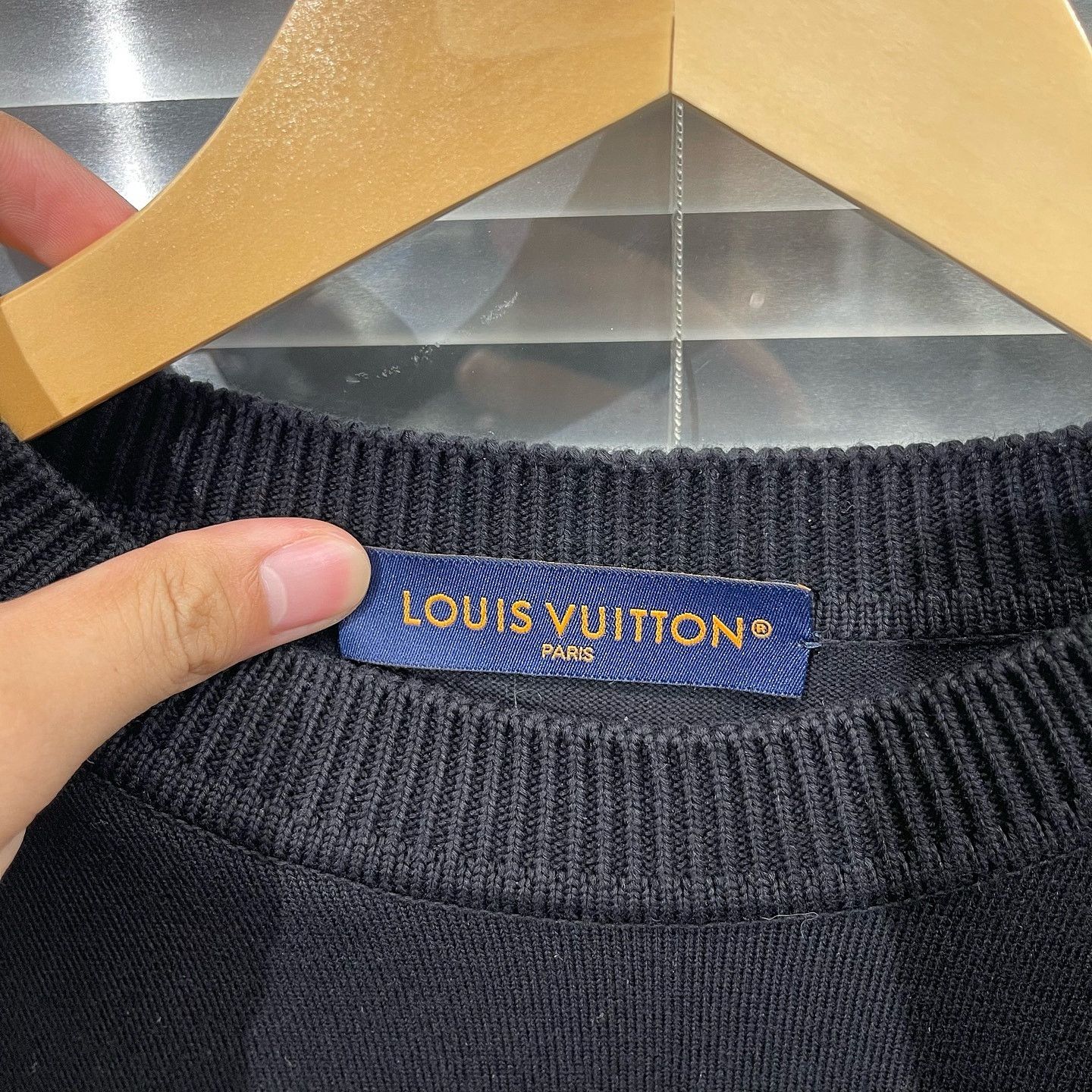 Louis Vuitton Louis Vuitton Logo Embroidery T-Shirt Size L Size US L / EU 52-54 / 3 - 3 Thumbnail