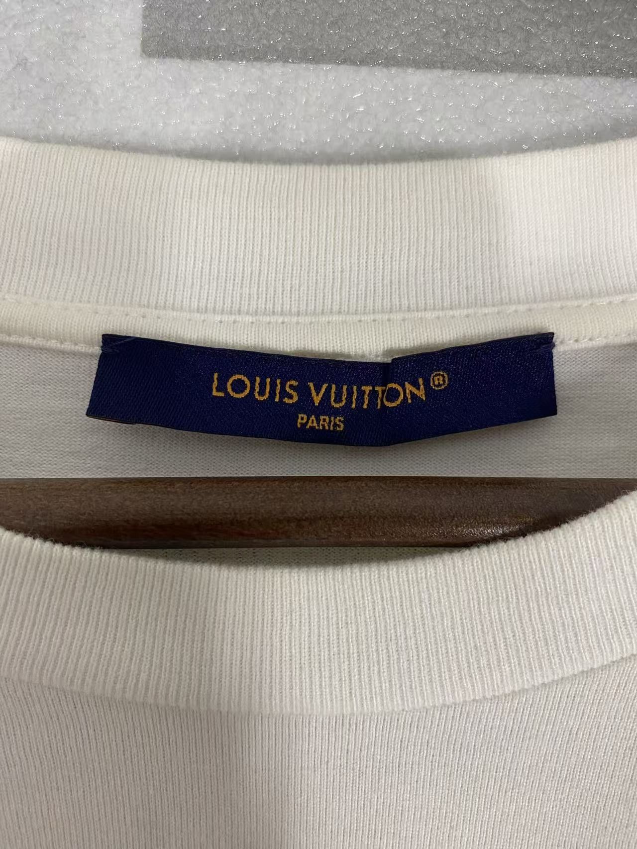 Louis Vuitton Louis Vuitton Patch Pocket T-Shirt Size L Size US L / EU 52-54 / 3 - 3 Thumbnail