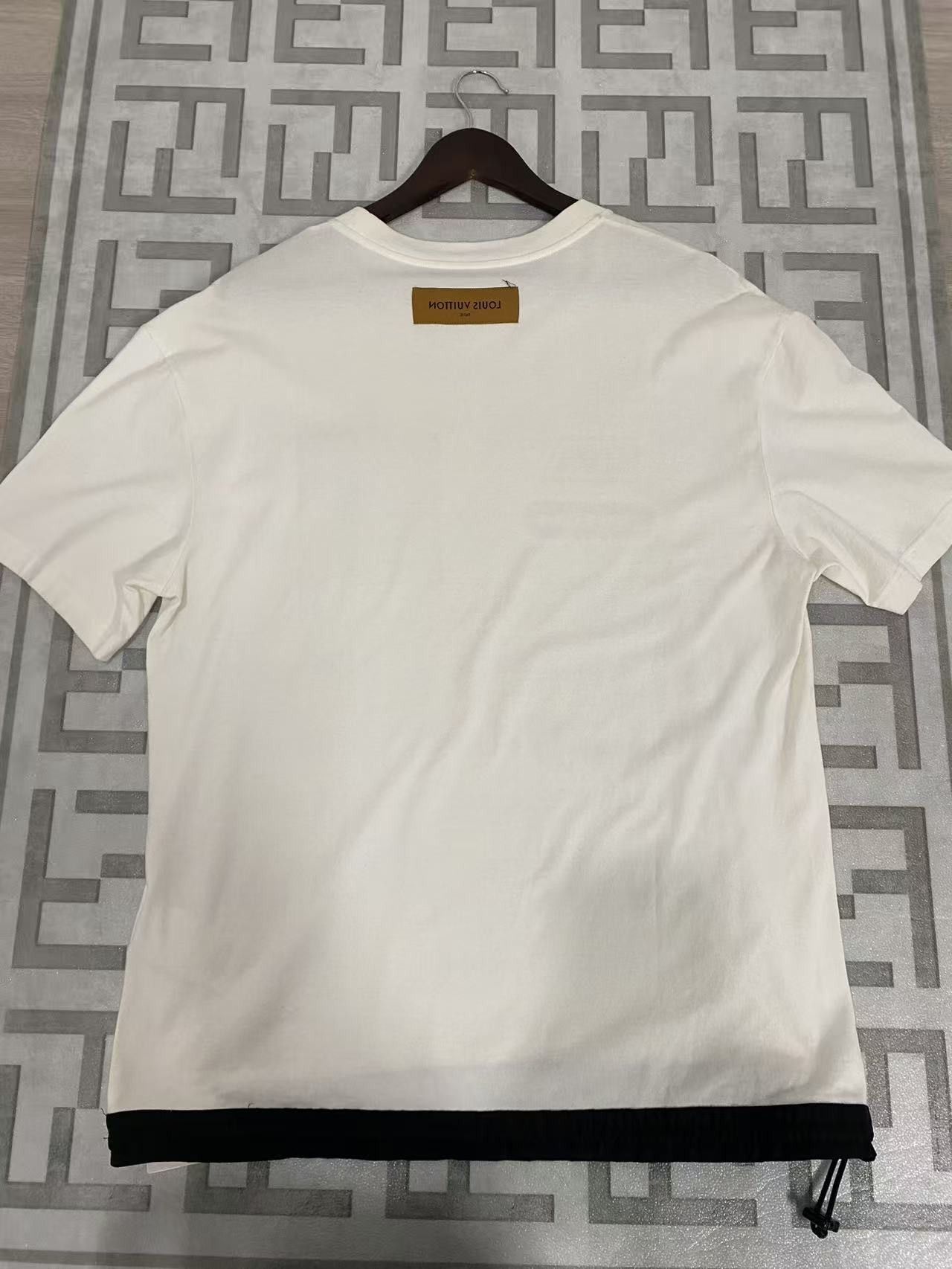 Louis Vuitton Louis Vuitton Patch Pocket T-Shirt Size L Size US L / EU 52-54 / 3 - 2 Thumbnail
