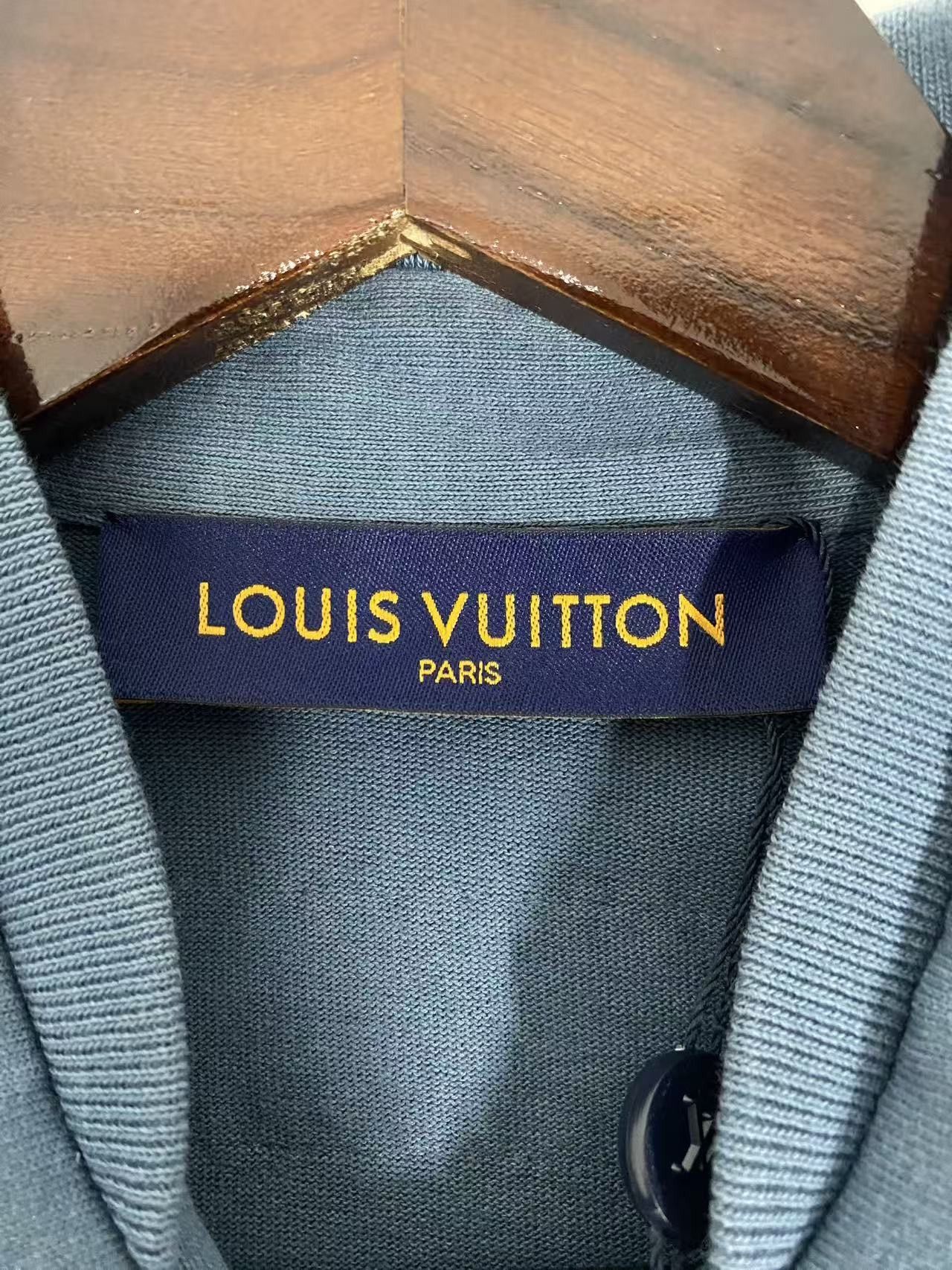 Louis Vuitton Louis Vuitton Flocked Logo Short Sleeve Shirt Size S Size US S / EU 44-46 / 1 - 3 Thumbnail