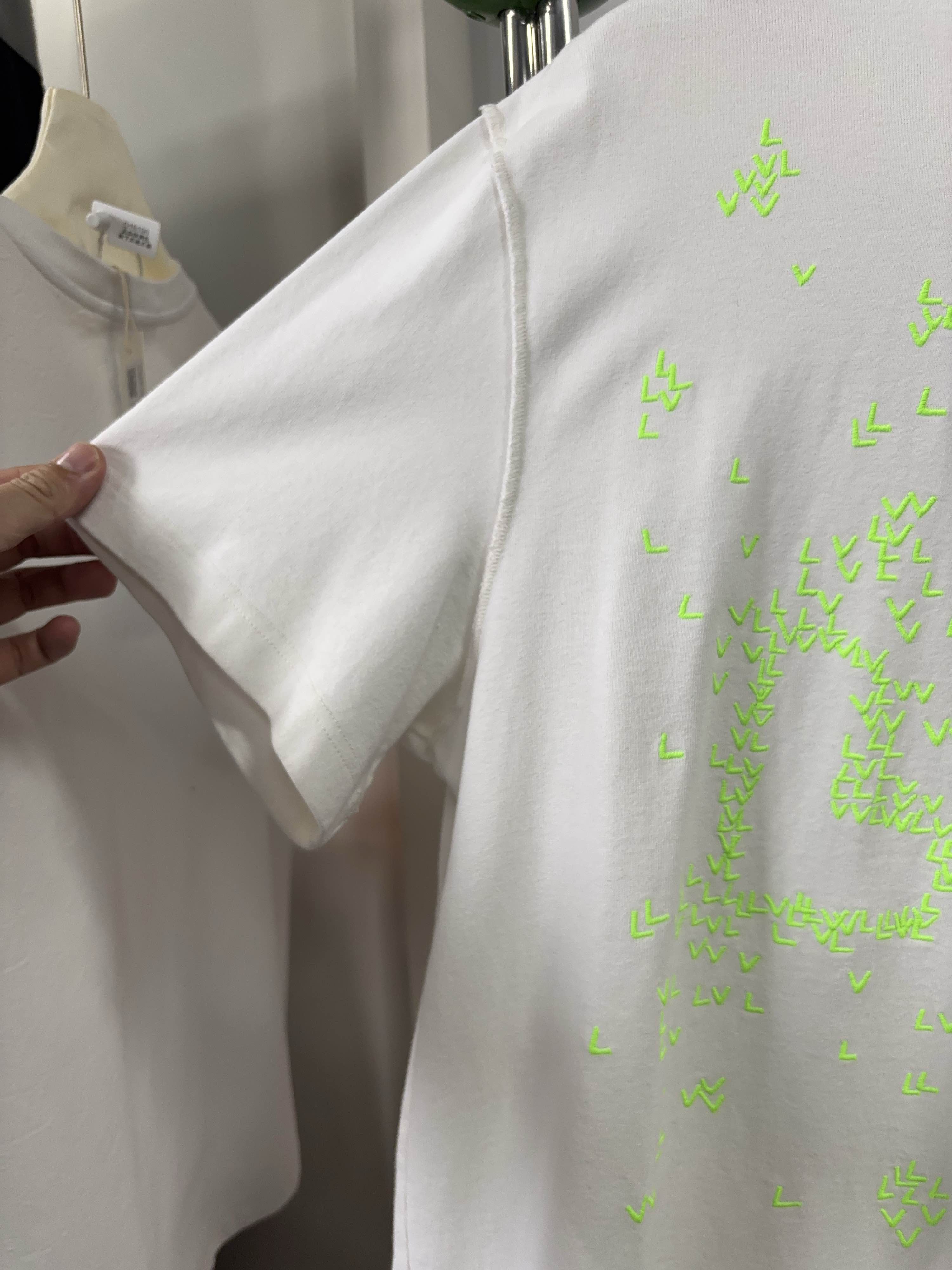 Louis Vuitton Louis Vuitton Spread LV Logo T-Shirt Size XXL Size US XXL / EU 58 / 5 - 7 Thumbnail