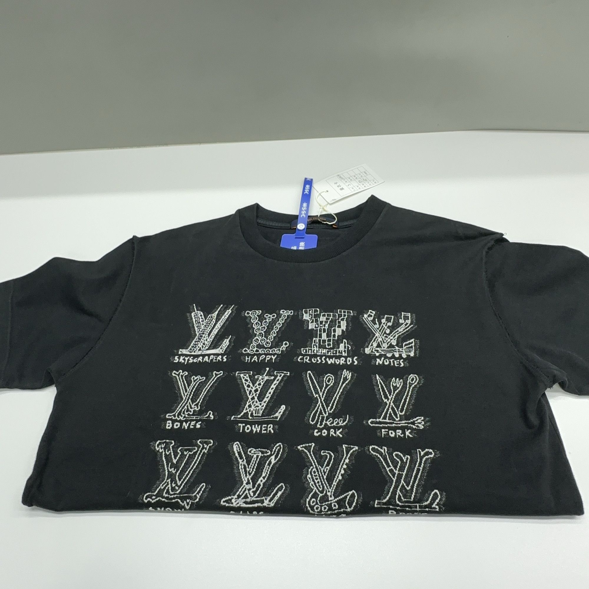 Louis Vuitton Louis Vuitton Graphic Logo T-Shirt Size S Size US S / EU 44-46 / 1 - 7 Thumbnail
