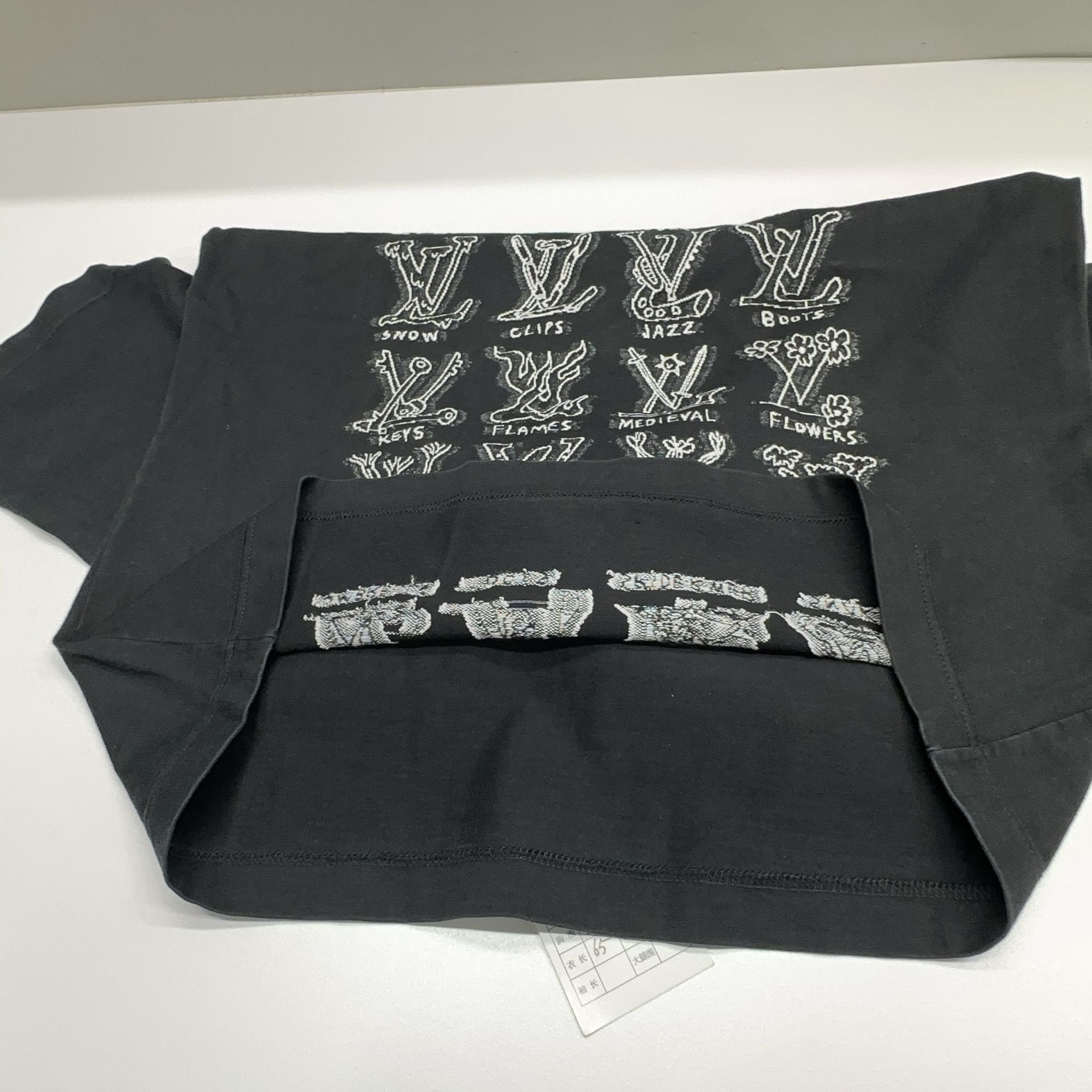 Louis Vuitton Louis Vuitton Graphic Logo T-Shirt Size S Size US S / EU 44-46 / 1 - 9 Thumbnail
