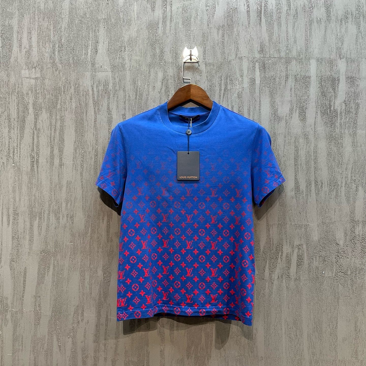 Louis Vuitton Louis Vuitton Monogram Gradient T-Shirt Size XS Size US XS / EU 42 / 0 - 7 Thumbnail