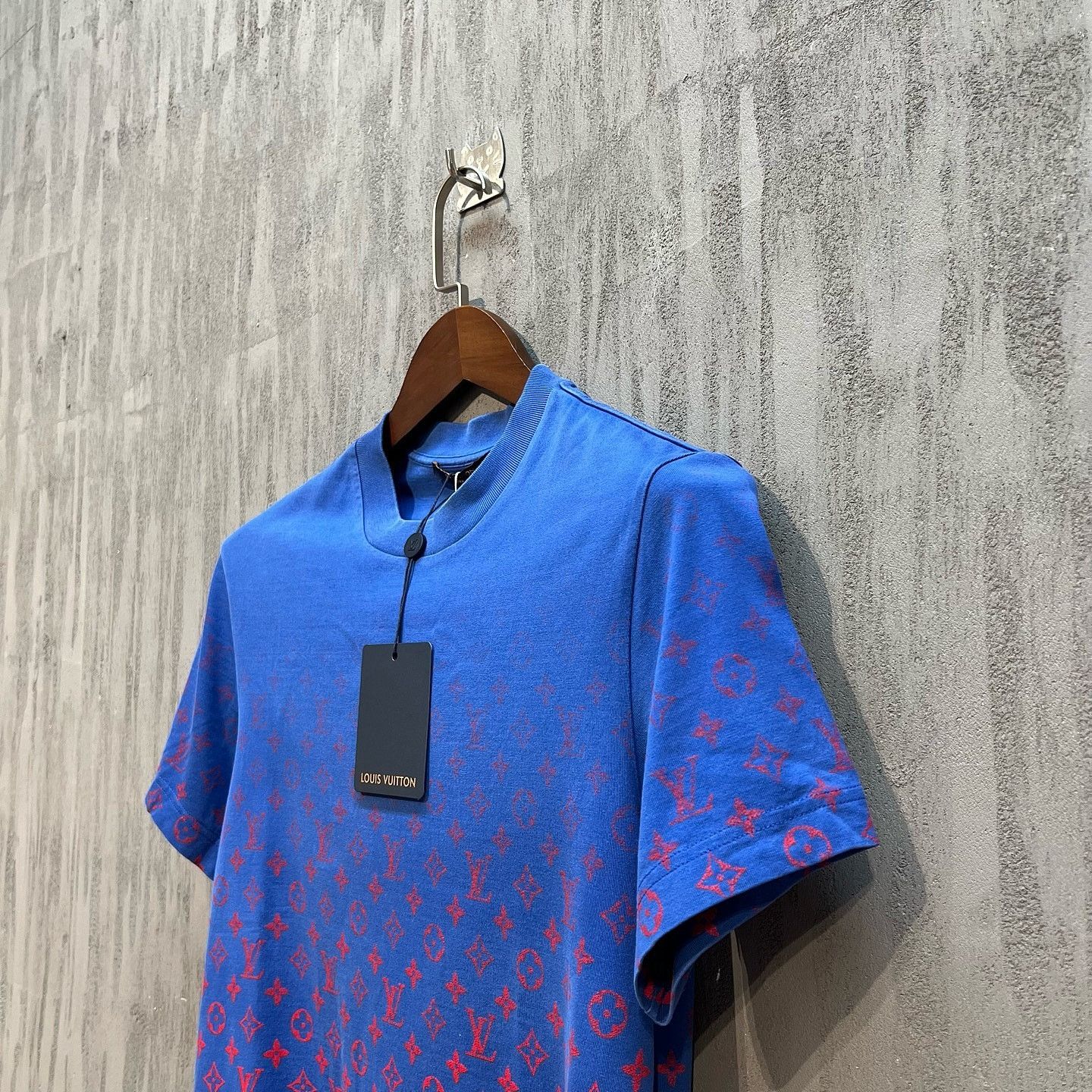 Louis Vuitton Louis Vuitton Monogram Gradient T-Shirt Size XS Size US XS / EU 42 / 0 - 8 Thumbnail