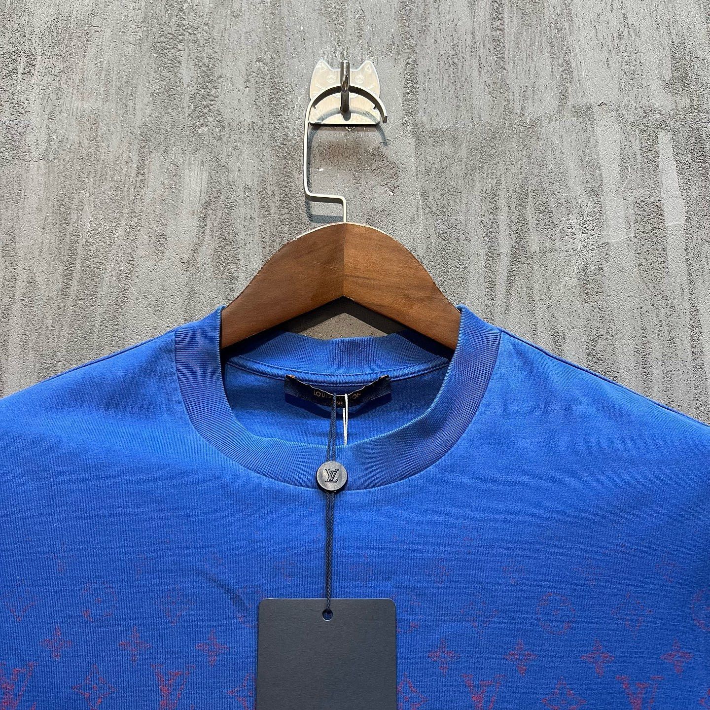 Louis Vuitton Louis Vuitton Monogram Gradient T-Shirt Size XS Size US XS / EU 42 / 0 - 9 Thumbnail