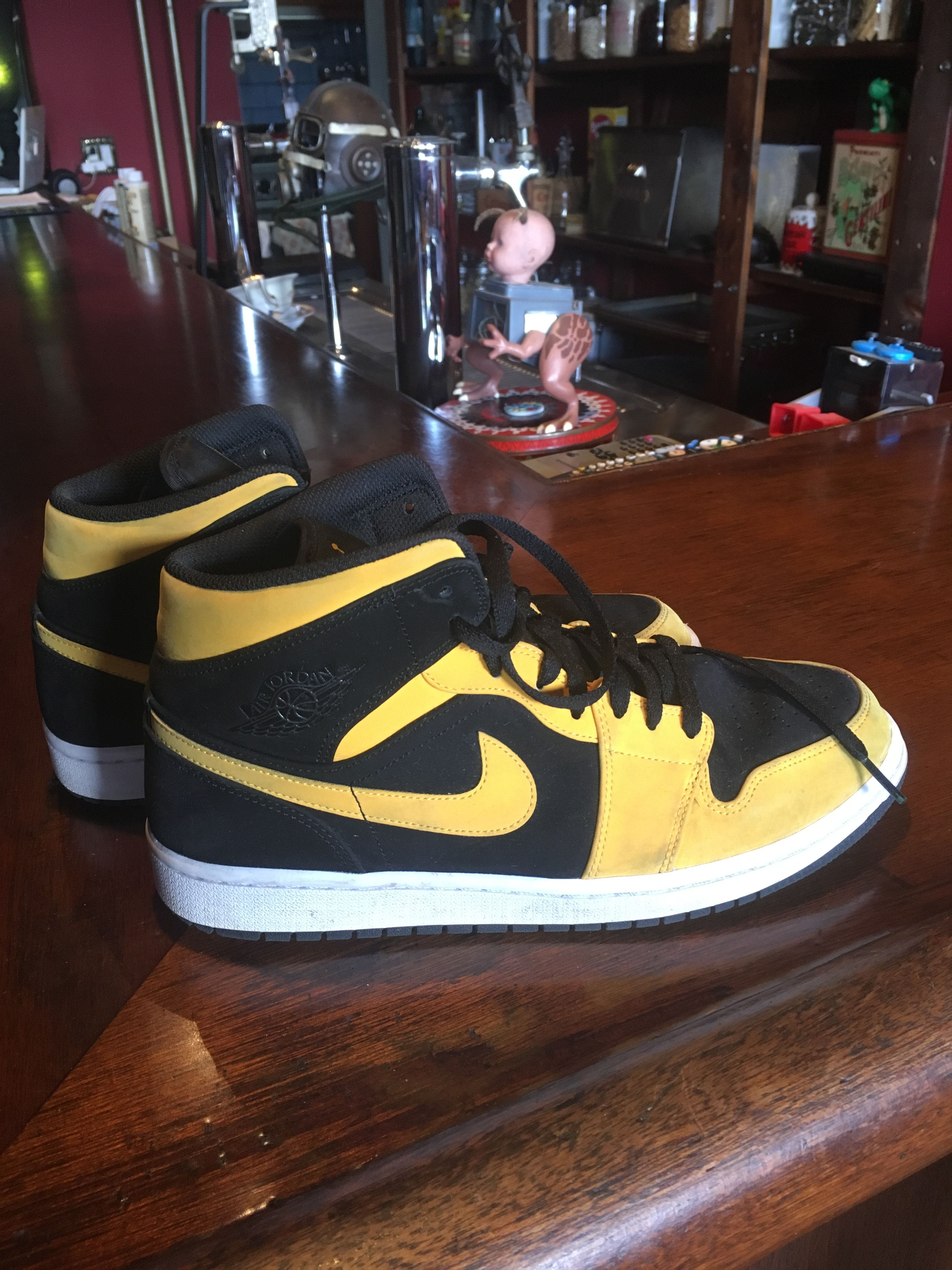 Nike Air Jordan 1 Retro Mid Size US 10.5 / EU 43-44 - 1 Thumbnail
