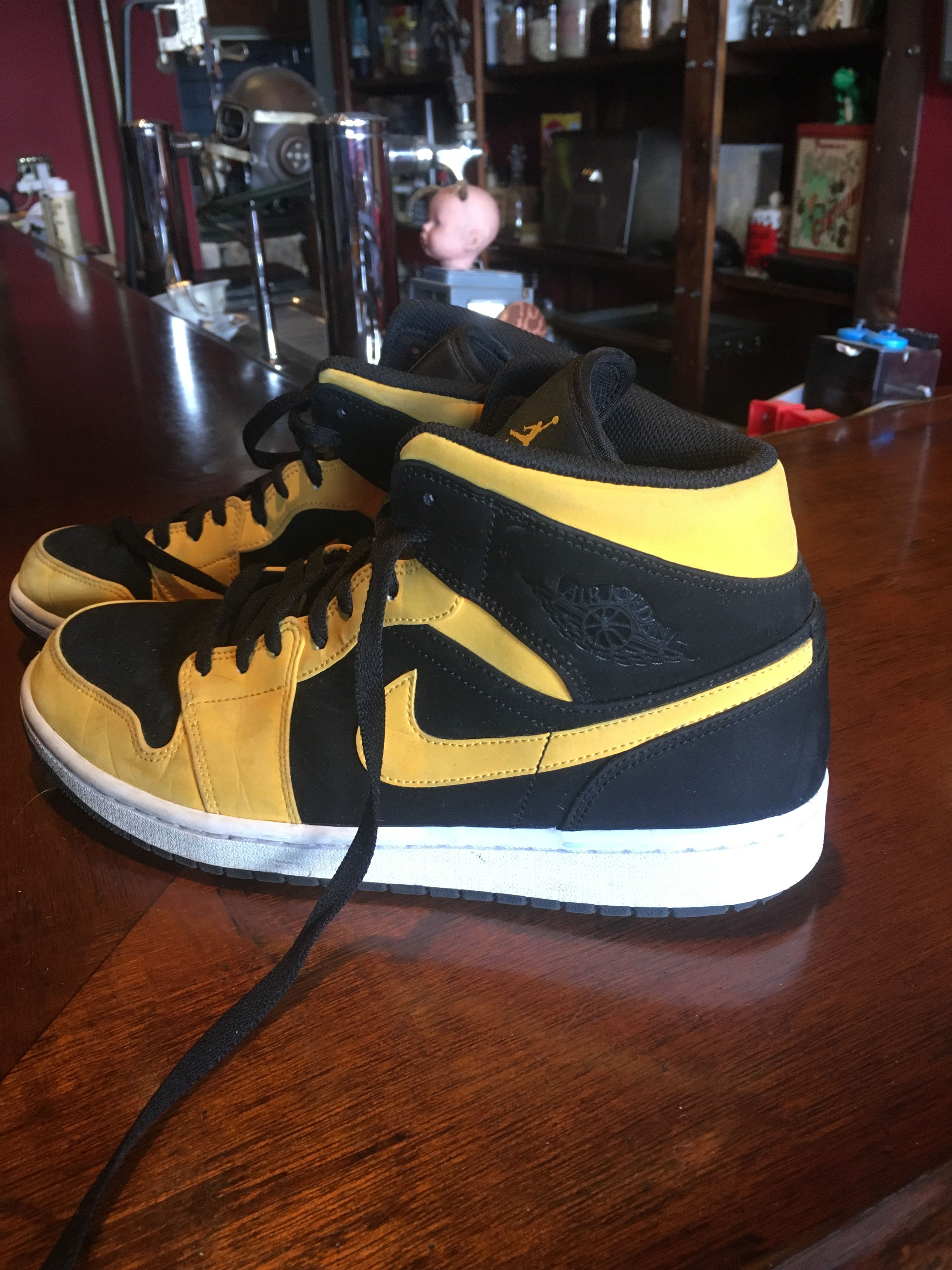 Nike Air Jordan 1 Retro Mid Size US 10.5 / EU 43-44 - 5 Thumbnail