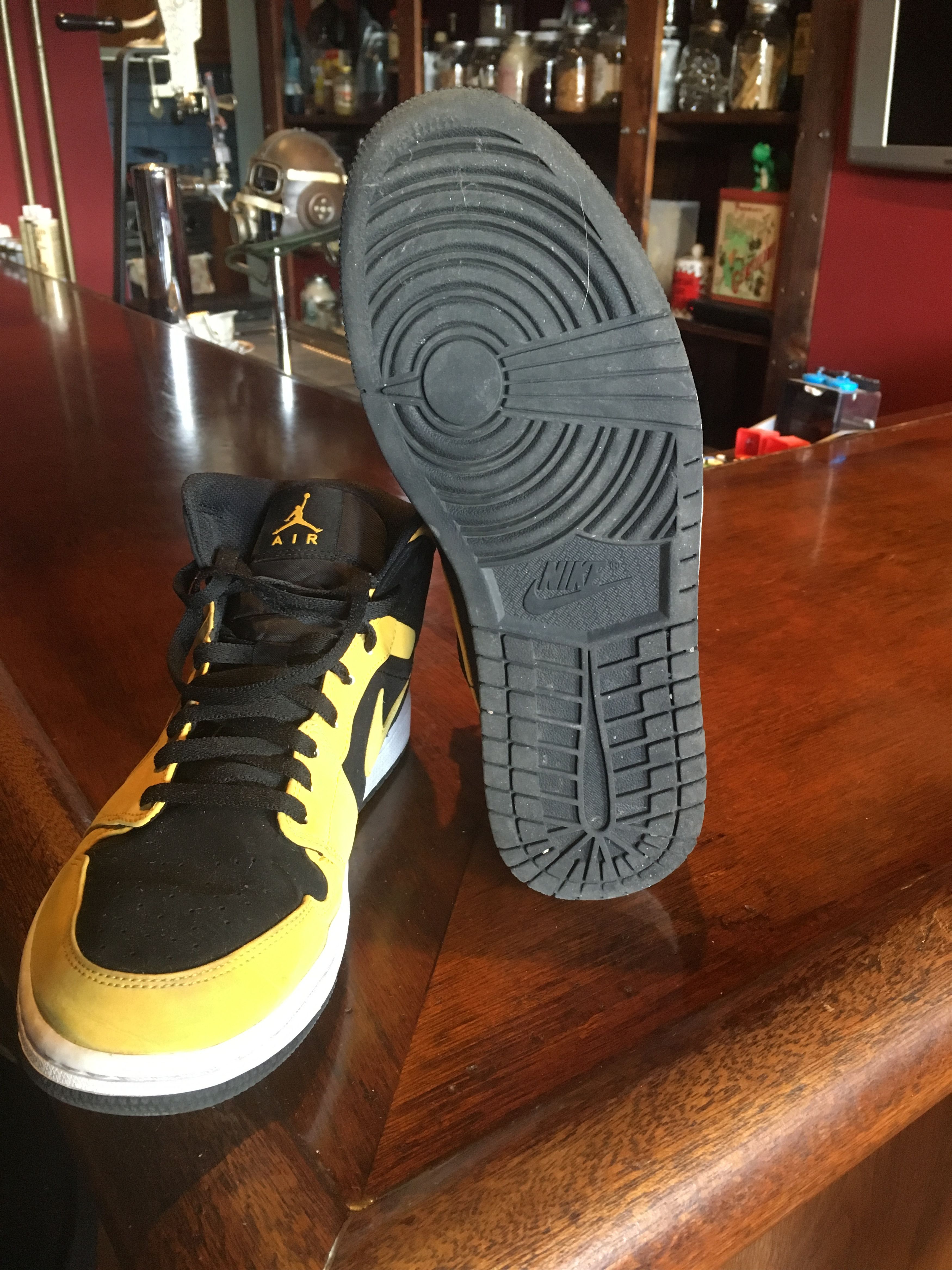 Nike Air Jordan 1 Retro Mid Size US 10.5 / EU 43-44 - 2 Thumbnail