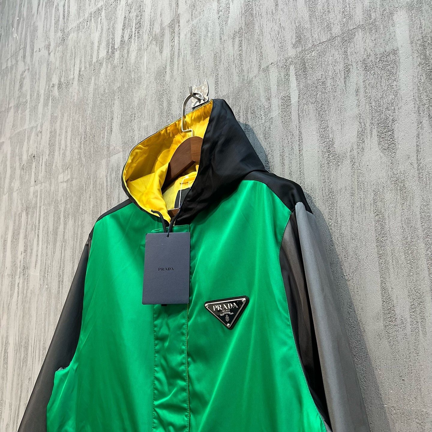 Prada Prada Logo Patch Hooded Jacket Size L Size US L / EU 52-54 / 3 - 5 Thumbnail
