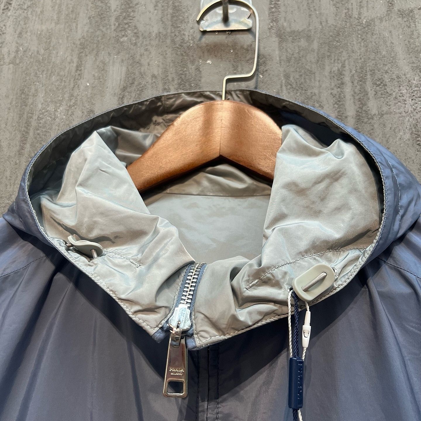 Prada Prada Logo Patch Hooded Light Jacket Size L Size US L / EU 52-54 / 3 - 9 Thumbnail