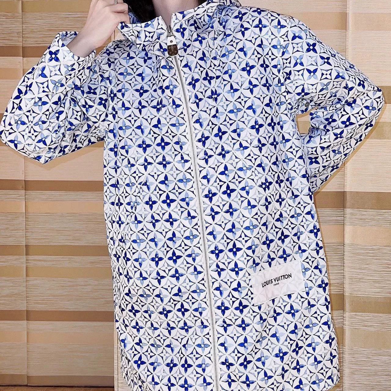 Louis Vuitton Louis Vuitton Logo Print Mid-Length Hooded Jacket Size S / US 4 / IT 40 - 8 Thumbnail