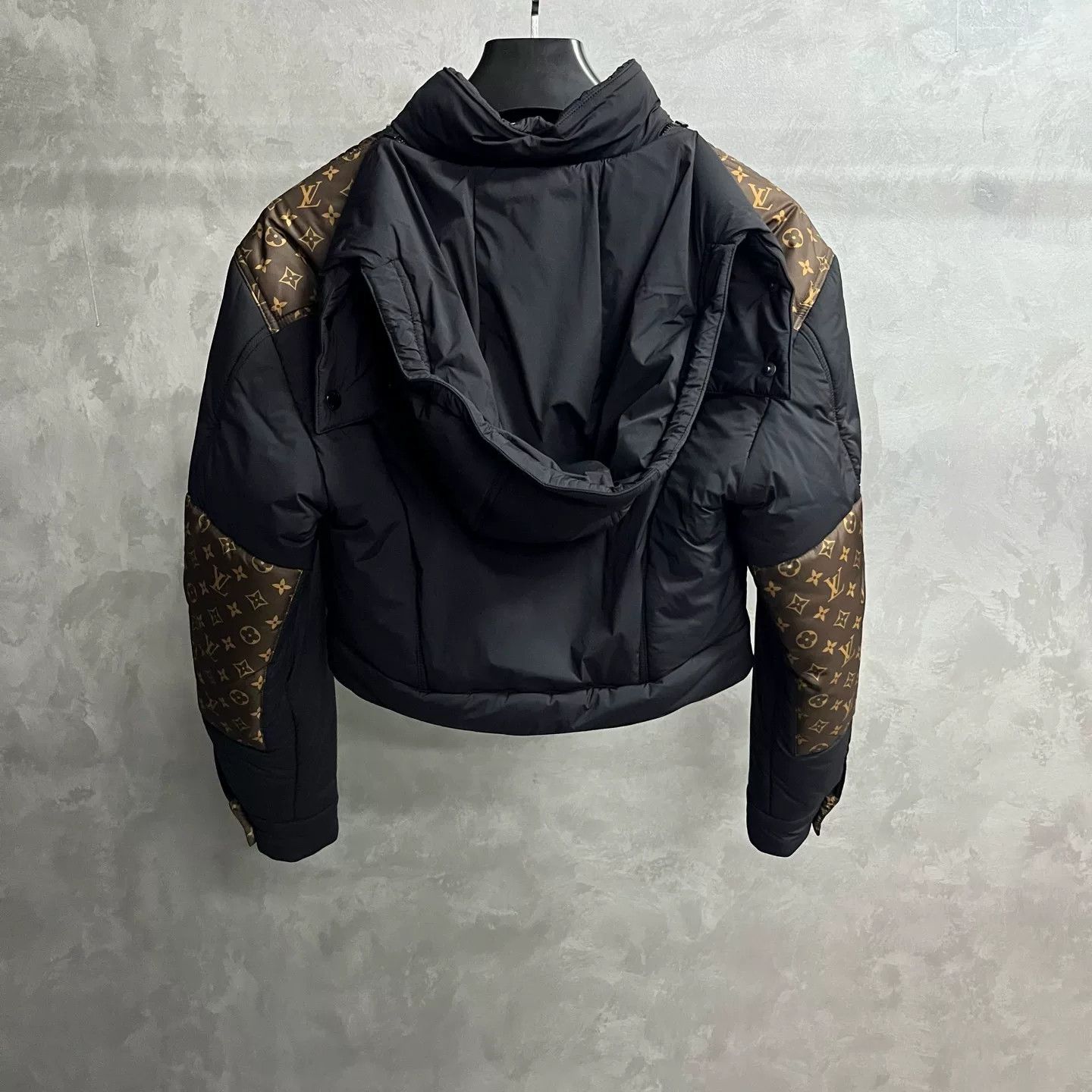 Louis Vuitton Louis Vuitton Logo Hooded Short Jacket Size XXS / US 00 / IT 34 - 2 Thumbnail