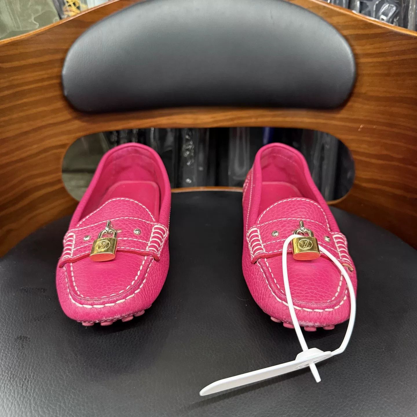 Louis Vuitton Louis Vuitton Pink Lock Loafers Size US 5.5 / IT 35.5 - 2 Thumbnail