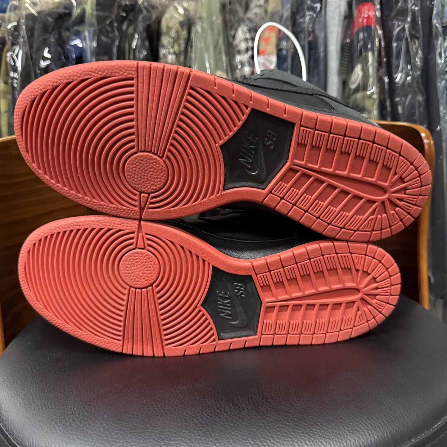 Nike SB Dunk SB Black Pigeon Size US 9.5 / EU 42-43 - 7 Thumbnail