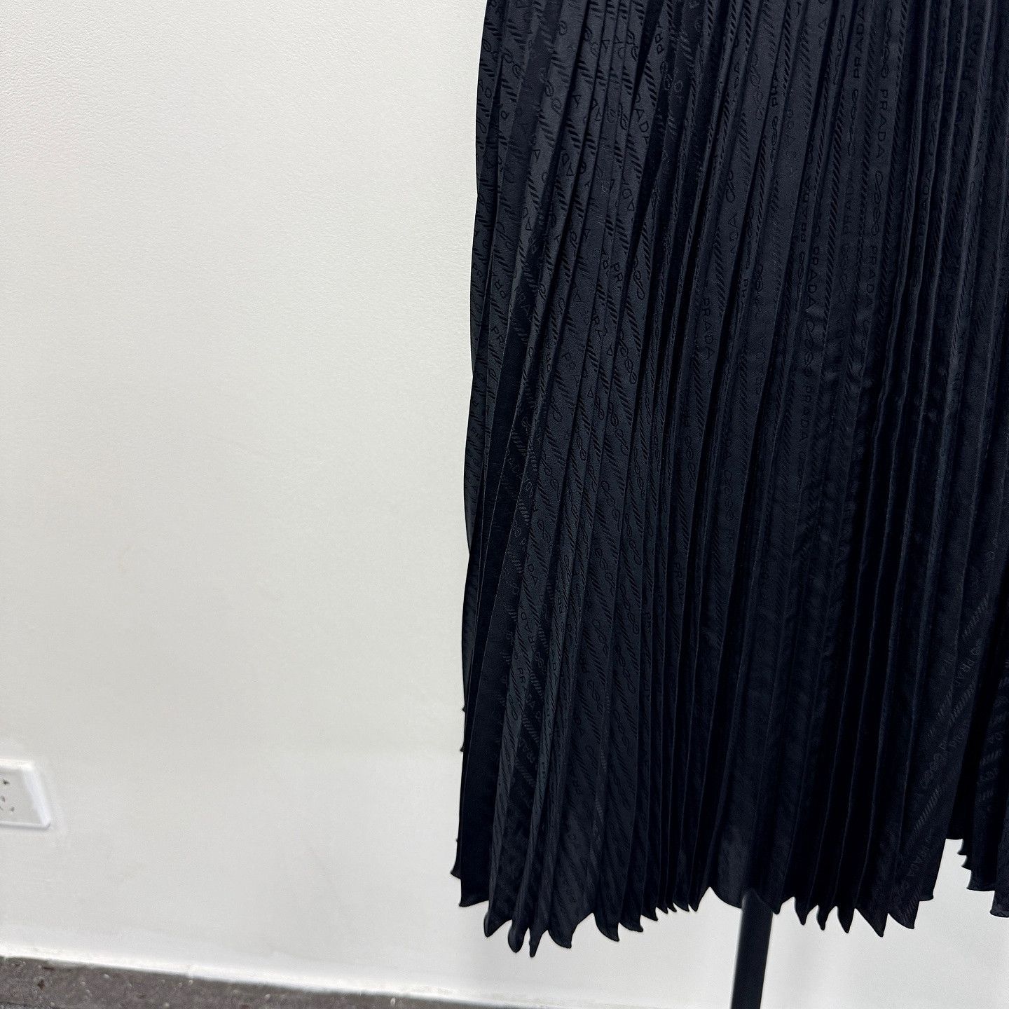 Prada Prada Logo Jacquard Pleated Midi Skirt IT 38 Size 26" / US 2 / IT 38 - 7 Thumbnail