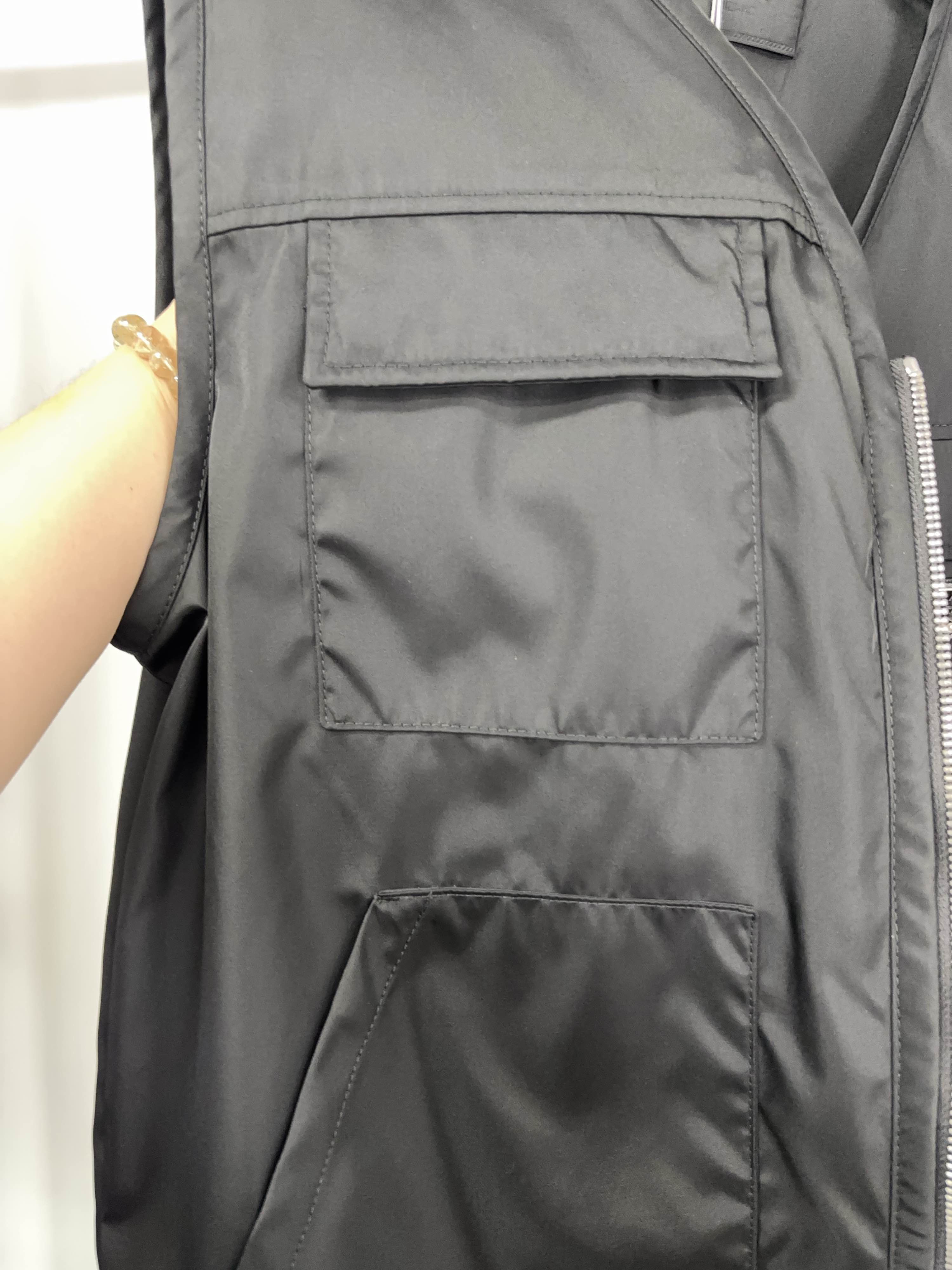 Prada Prada Re-Nylon Logo Plaque Vest Size L Size US L / EU 52-54 / 3 - 7 Thumbnail