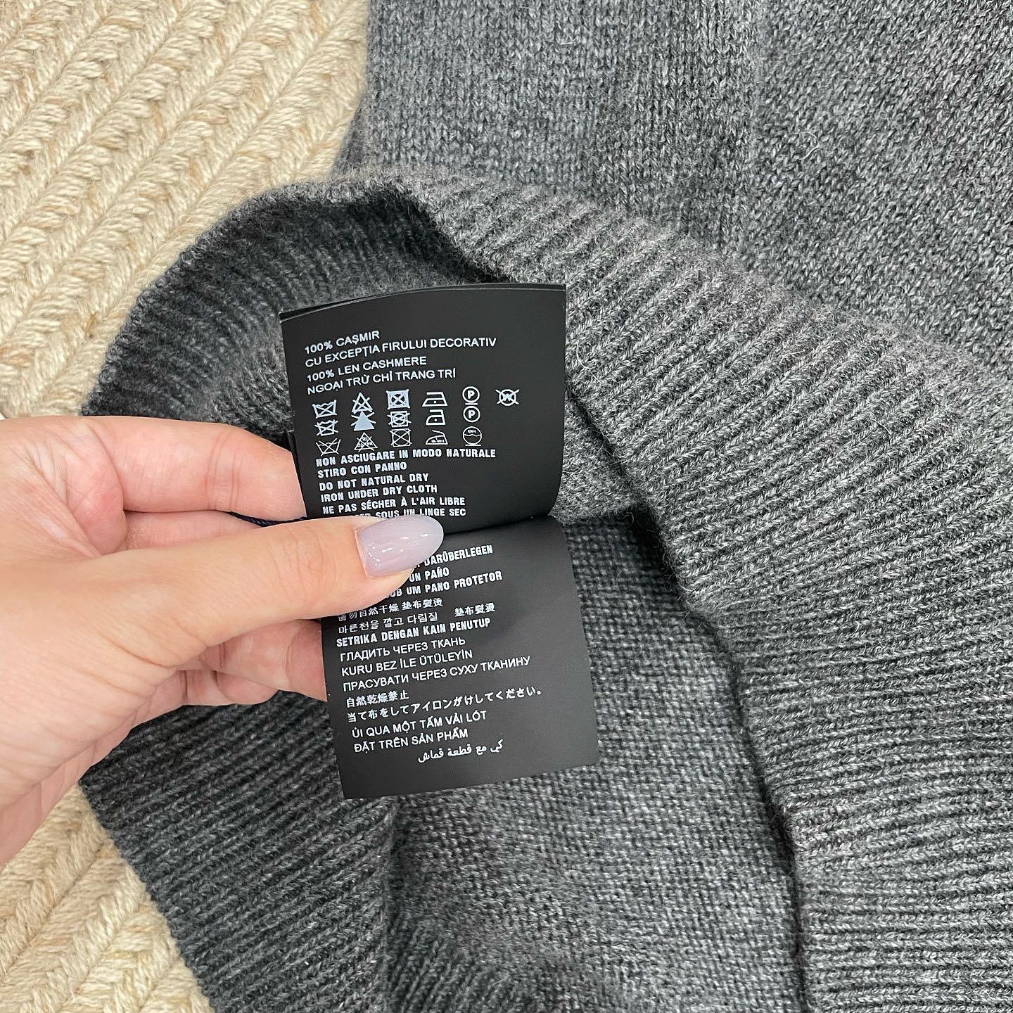 Prada Prada Logo Cashmere Short Sleeve Sweater Size 40 Size S / US 4 / IT 40 - 7 Thumbnail