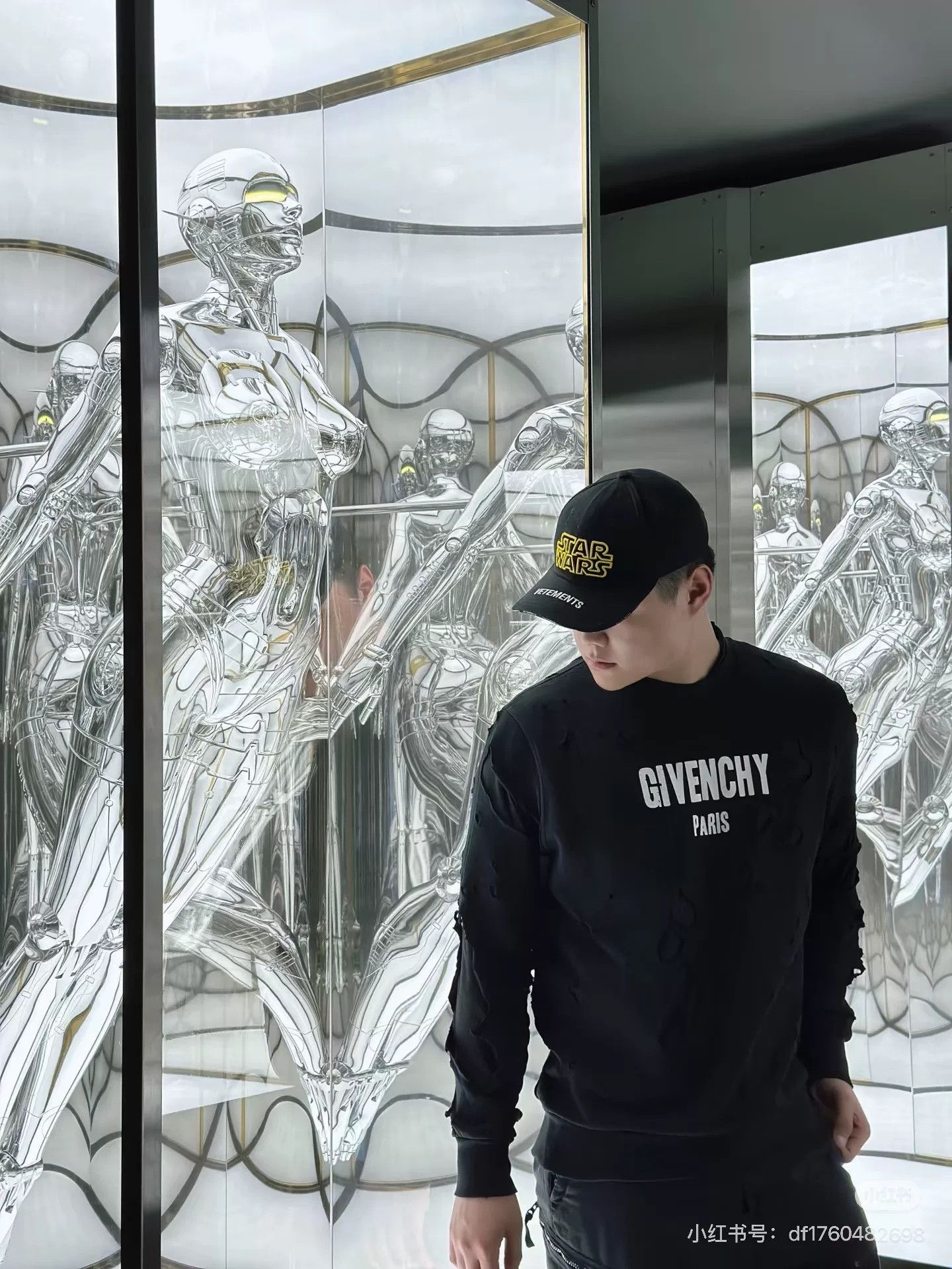 Givenchy Givenchy Black Distressed Crewneck Sweatshirt Size US L / EU 52-54 / 3 - 9 Thumbnail